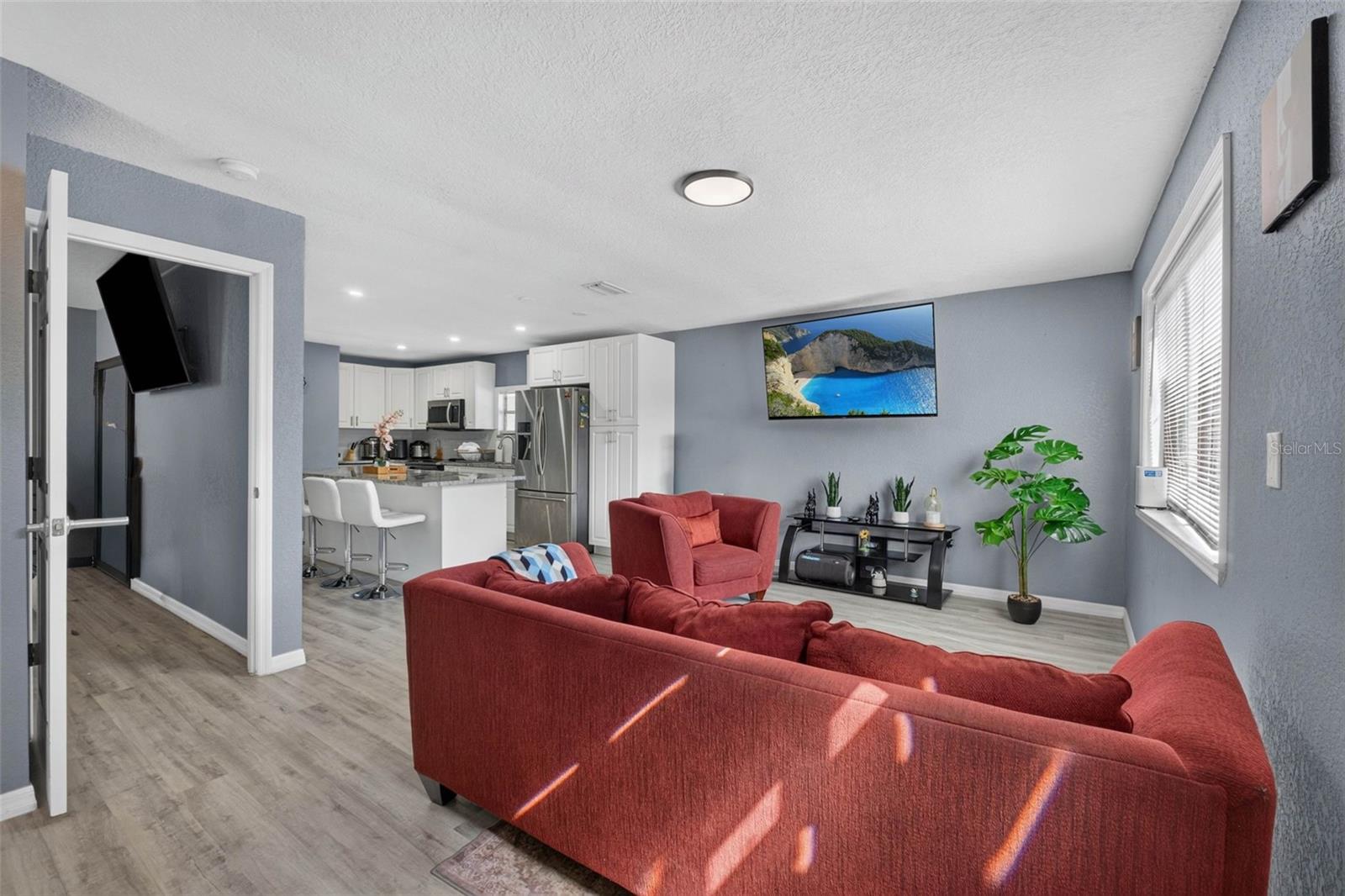 8114 N EDISON AVE