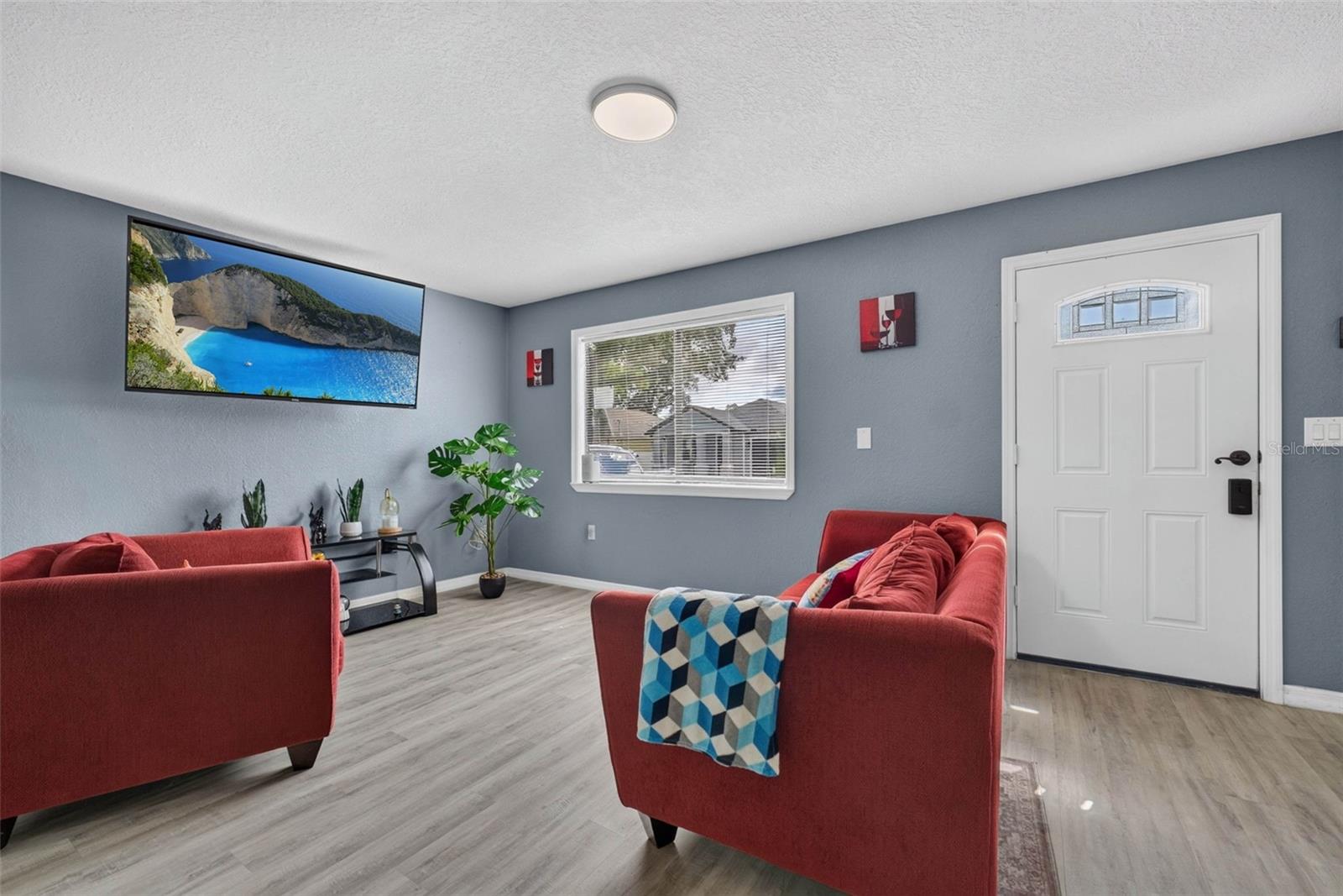 8114 N EDISON AVE