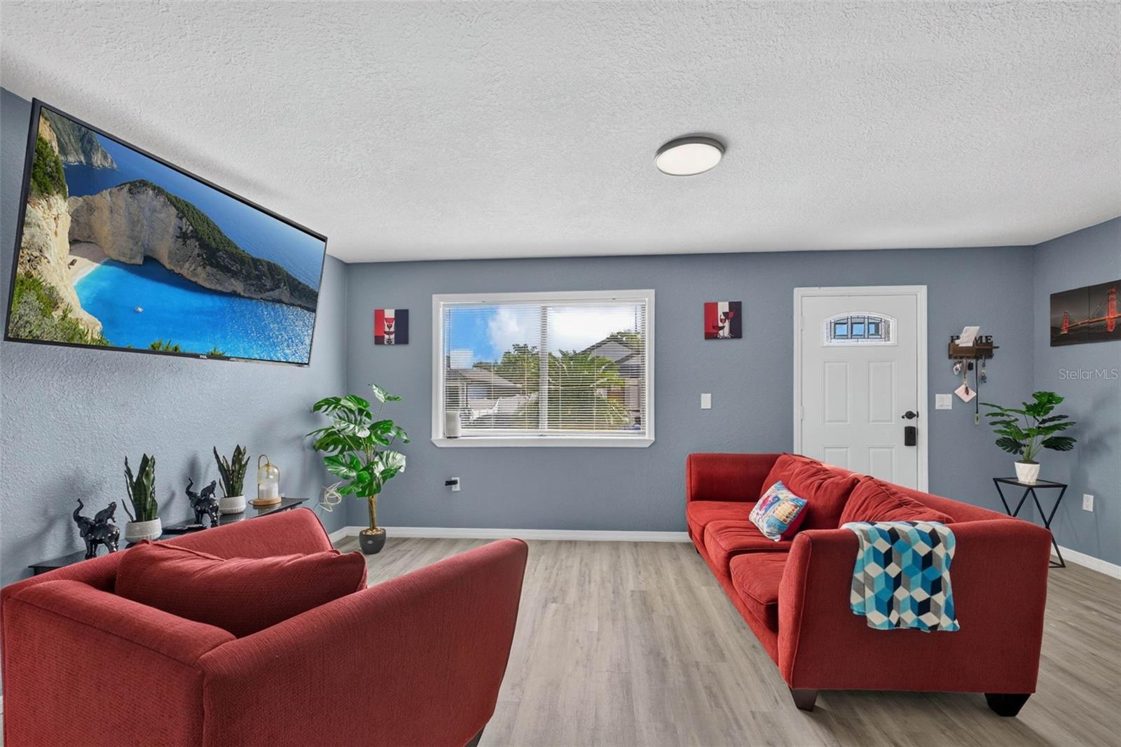 8114 N EDISON AVE