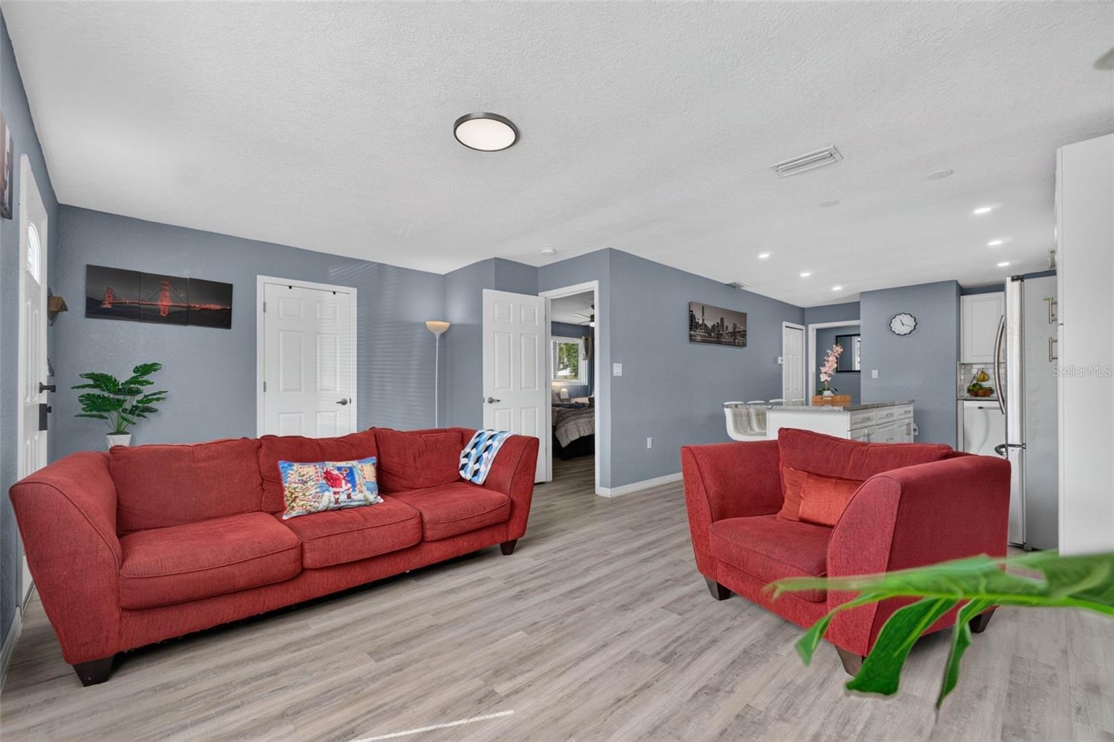 8114 N EDISON AVE