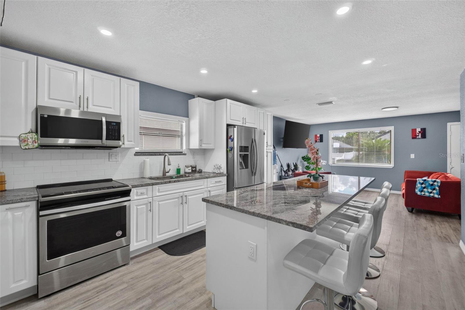 8114 N EDISON AVE