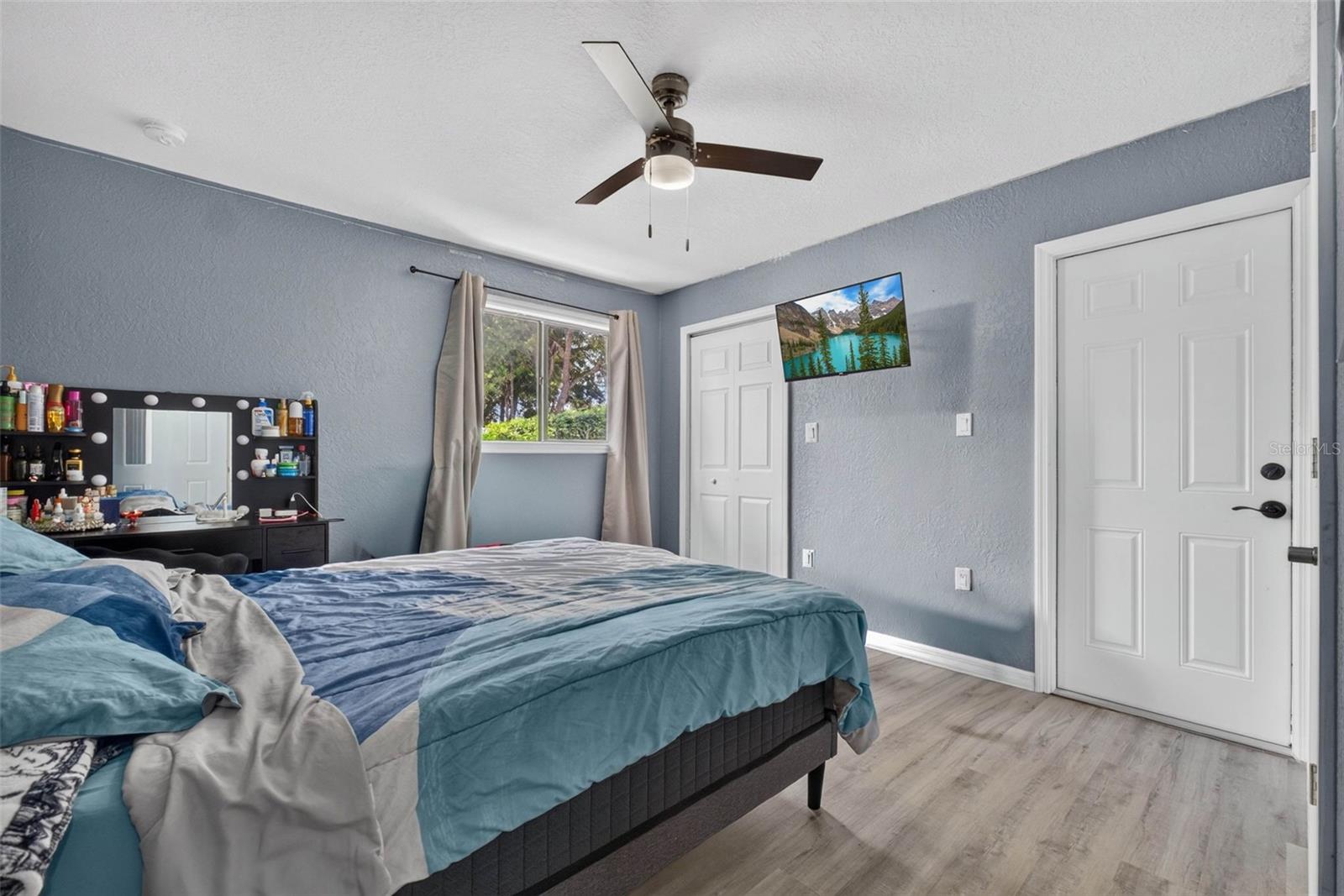 8114 N EDISON AVE