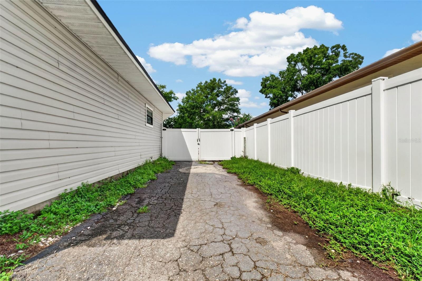 8114 N EDISON AVE