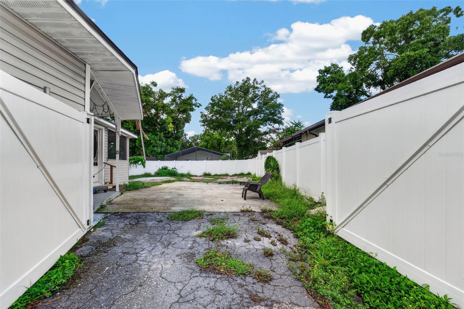 8114 N EDISON AVE