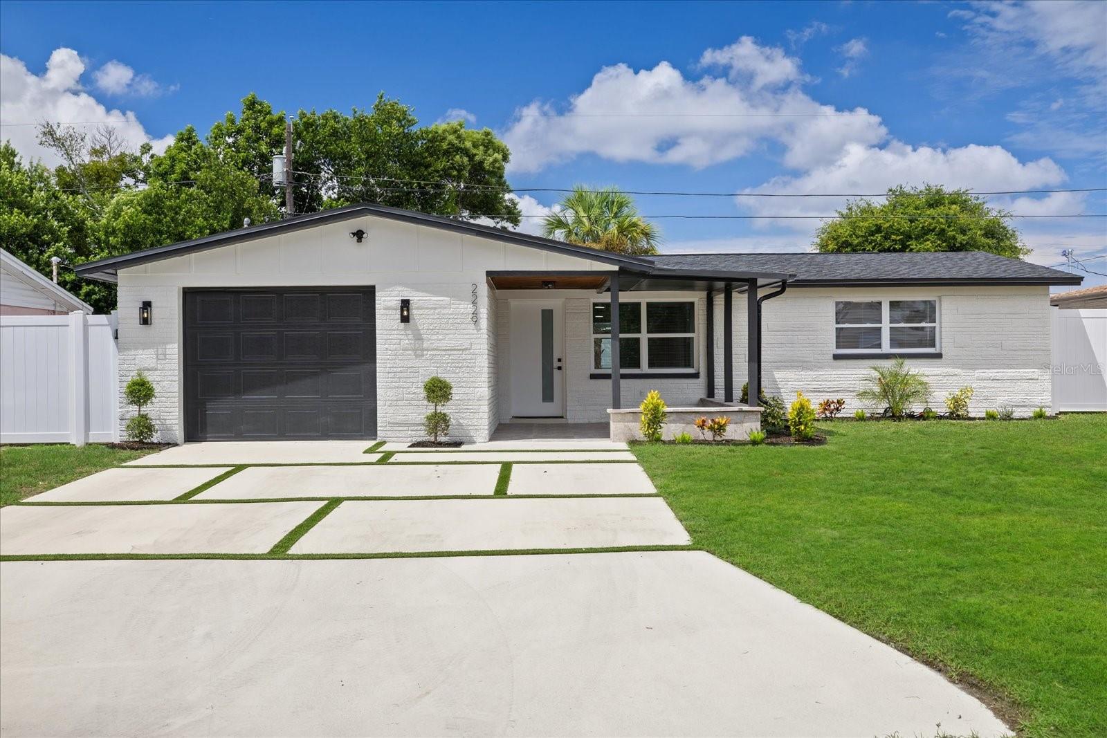 2229 ROSELAWN DR
