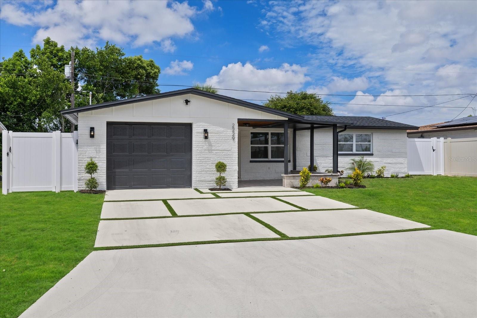 2229 ROSELAWN DR
