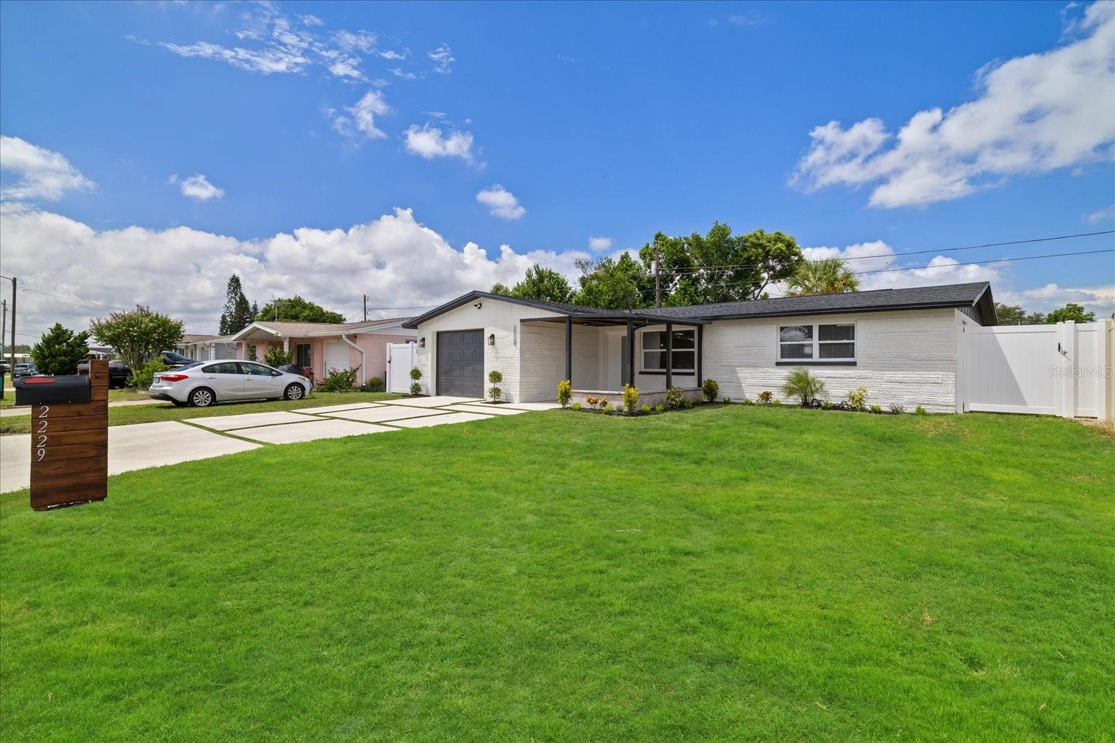2229 ROSELAWN DR