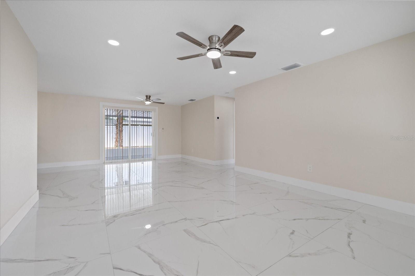 2229 ROSELAWN DR