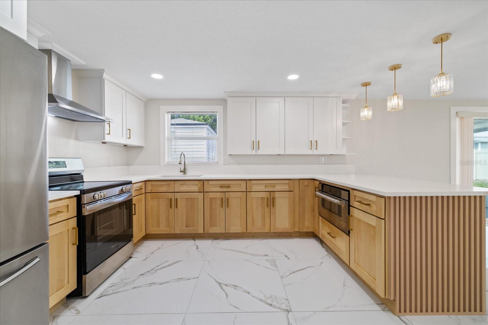 2229 ROSELAWN DR