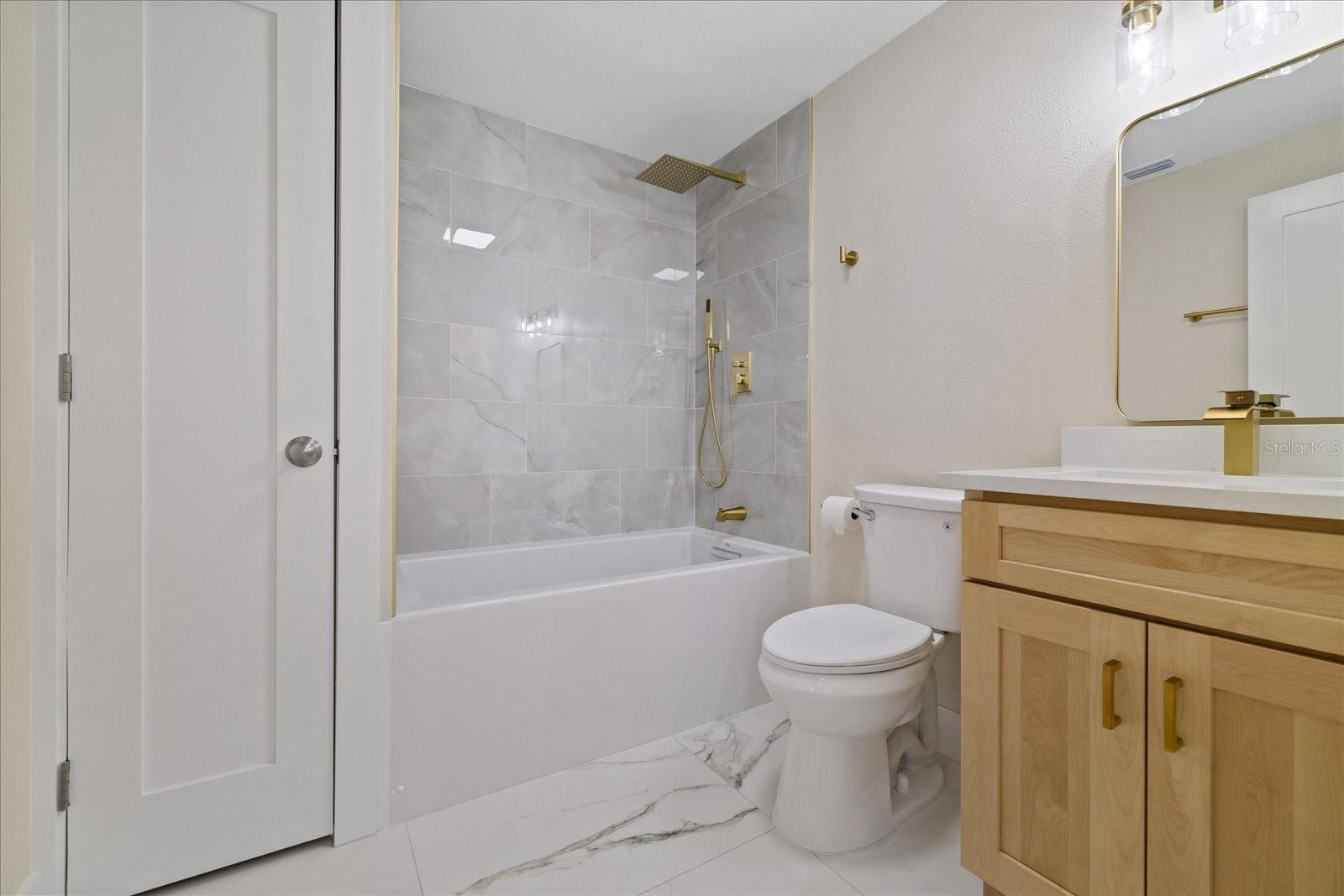 2229 ROSELAWN DR