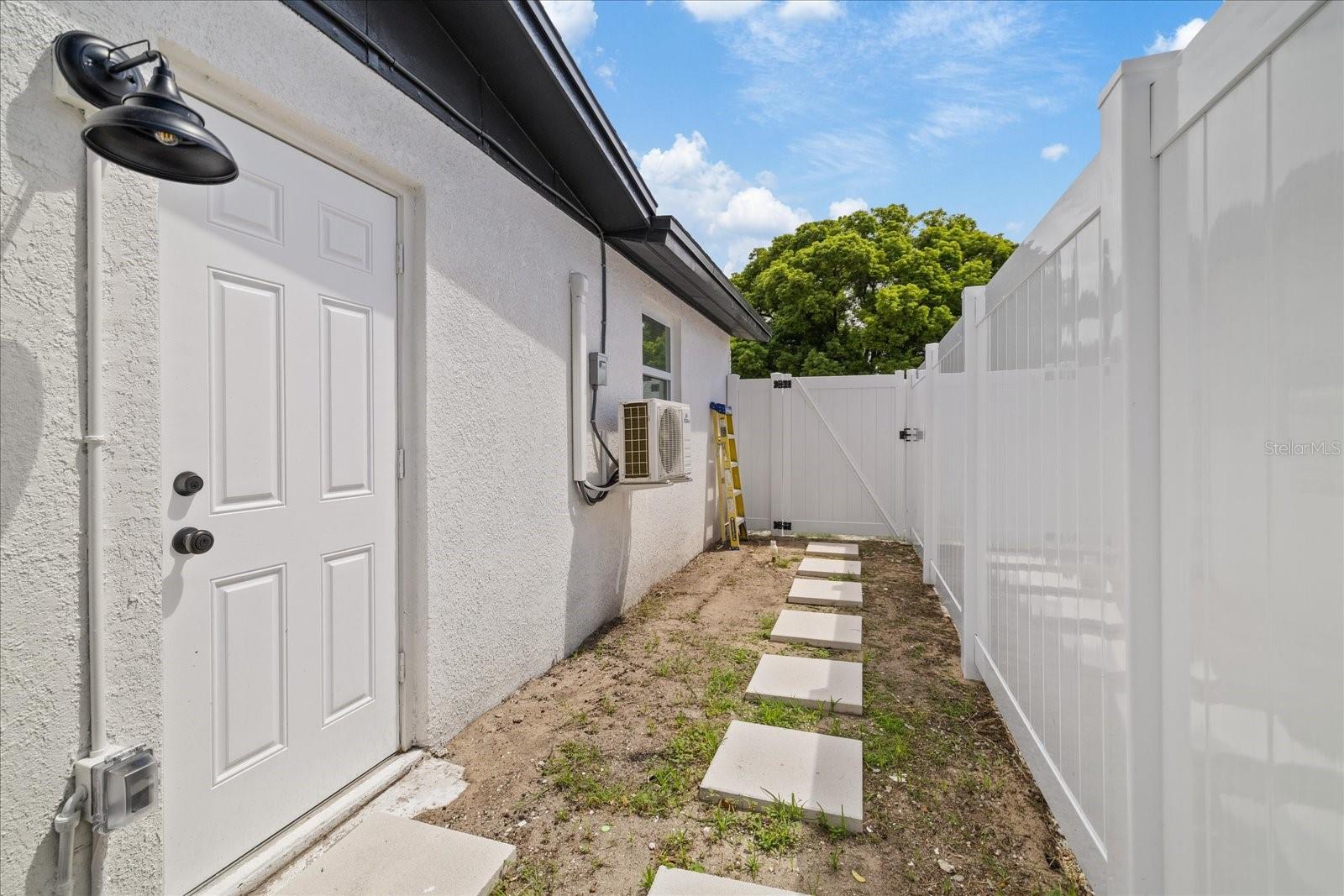2229 ROSELAWN DR