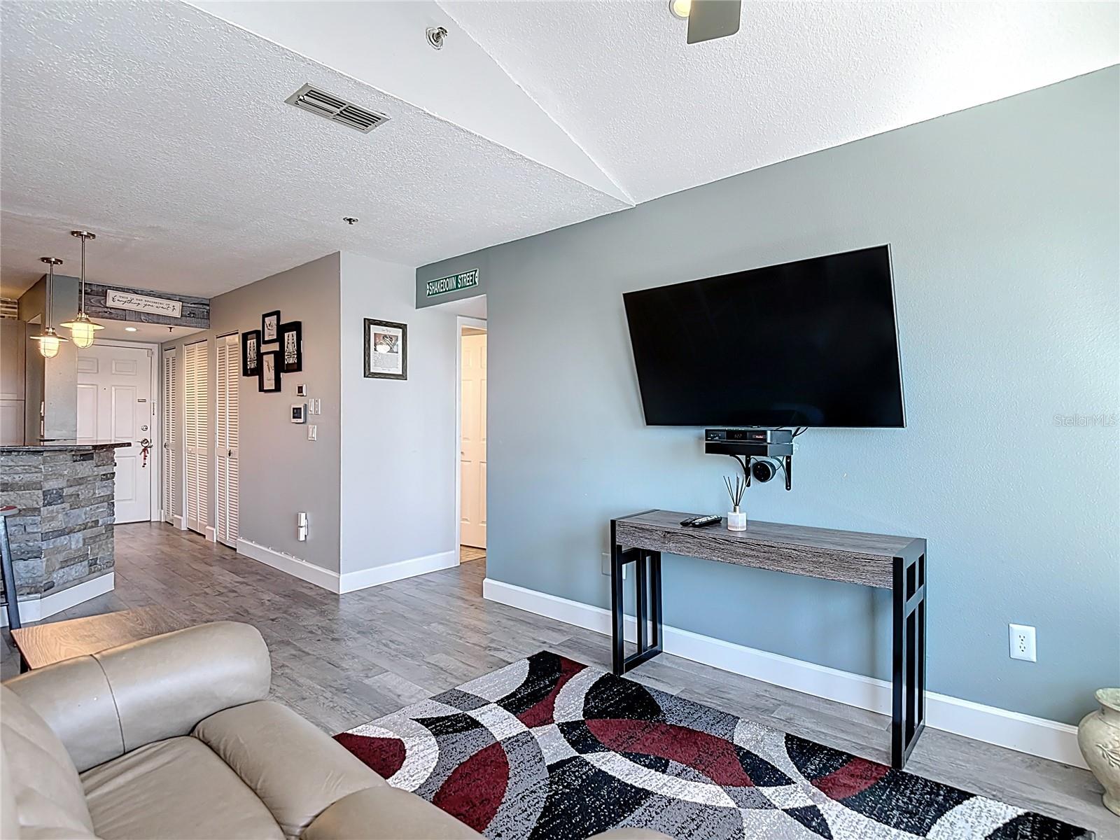 5722 BISCAYNE CT #304