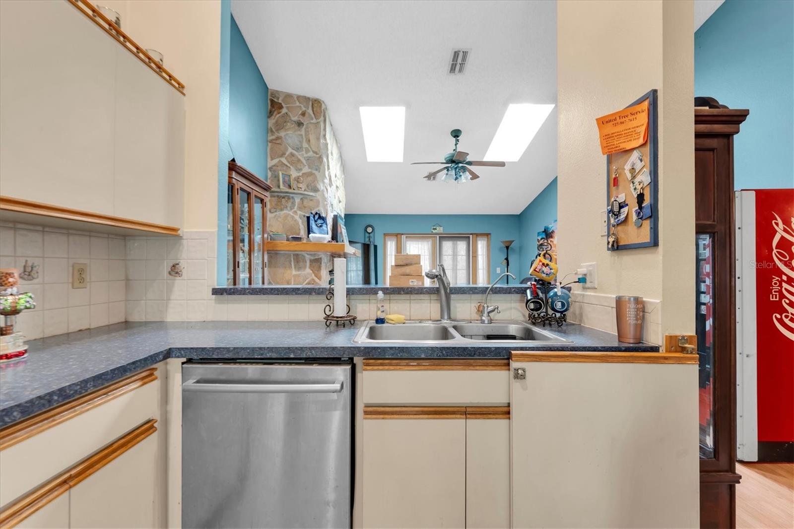 10833 LIVINGSTON DR
