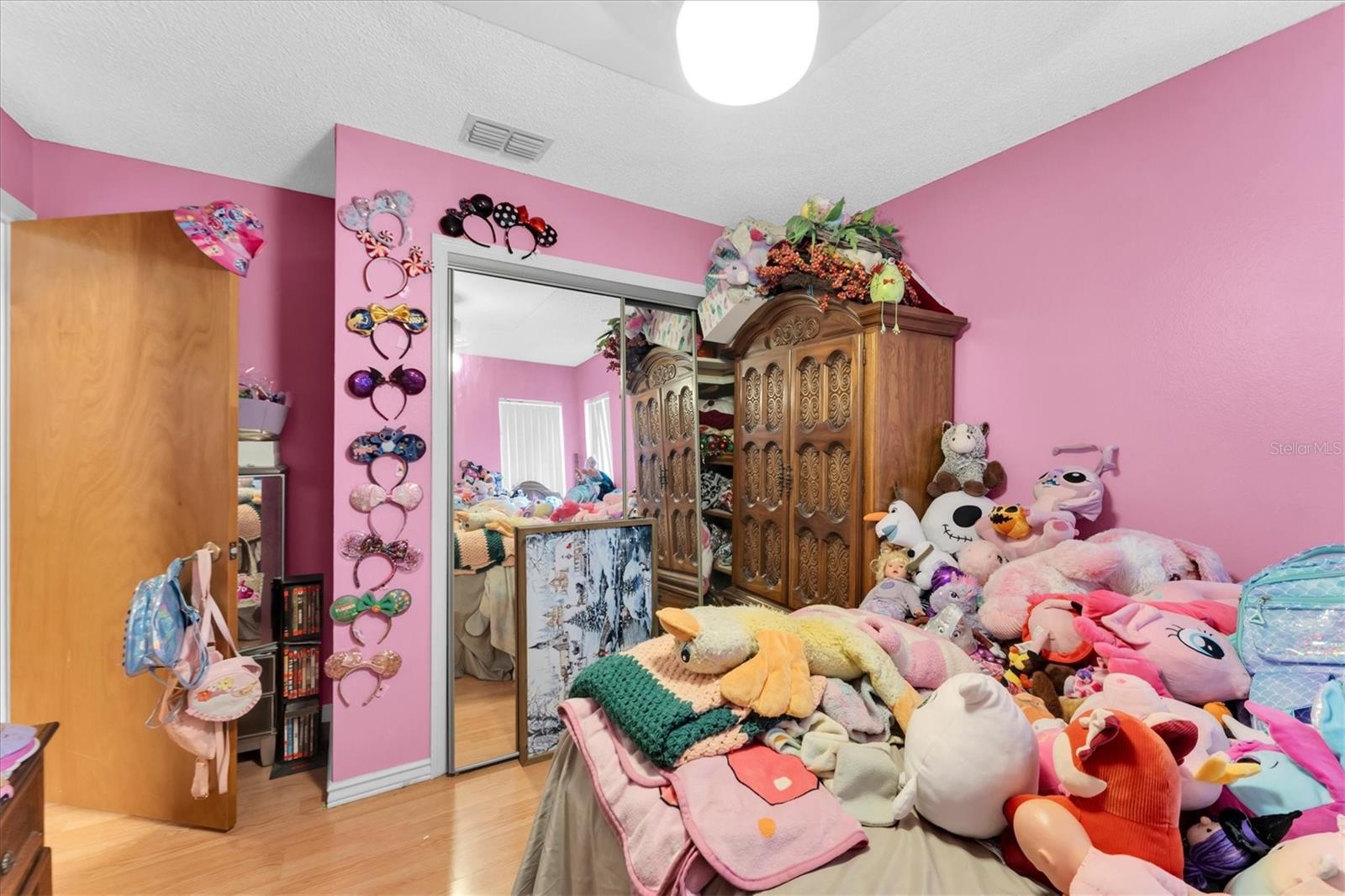 10833 LIVINGSTON DR
