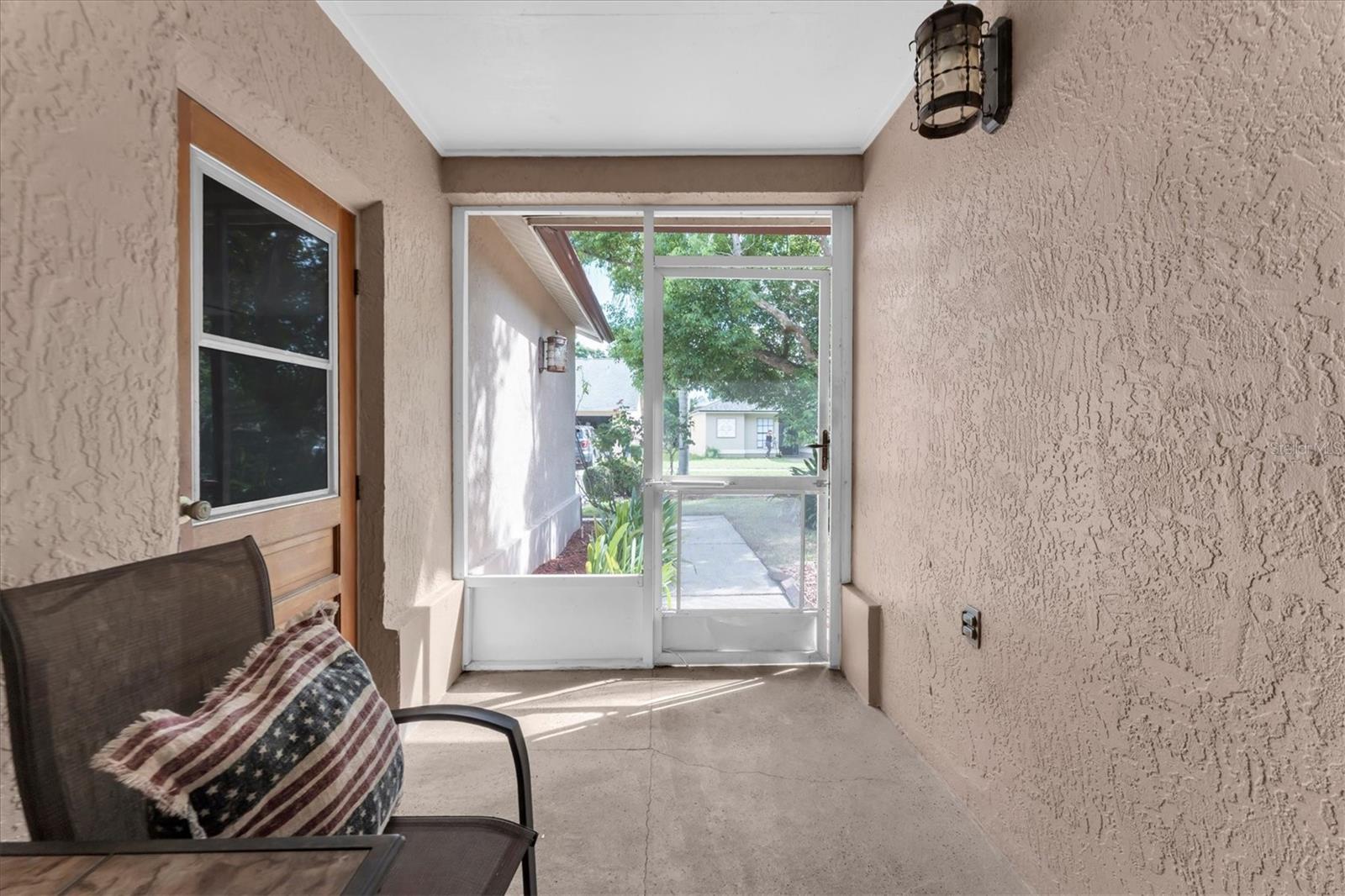 10833 LIVINGSTON DR