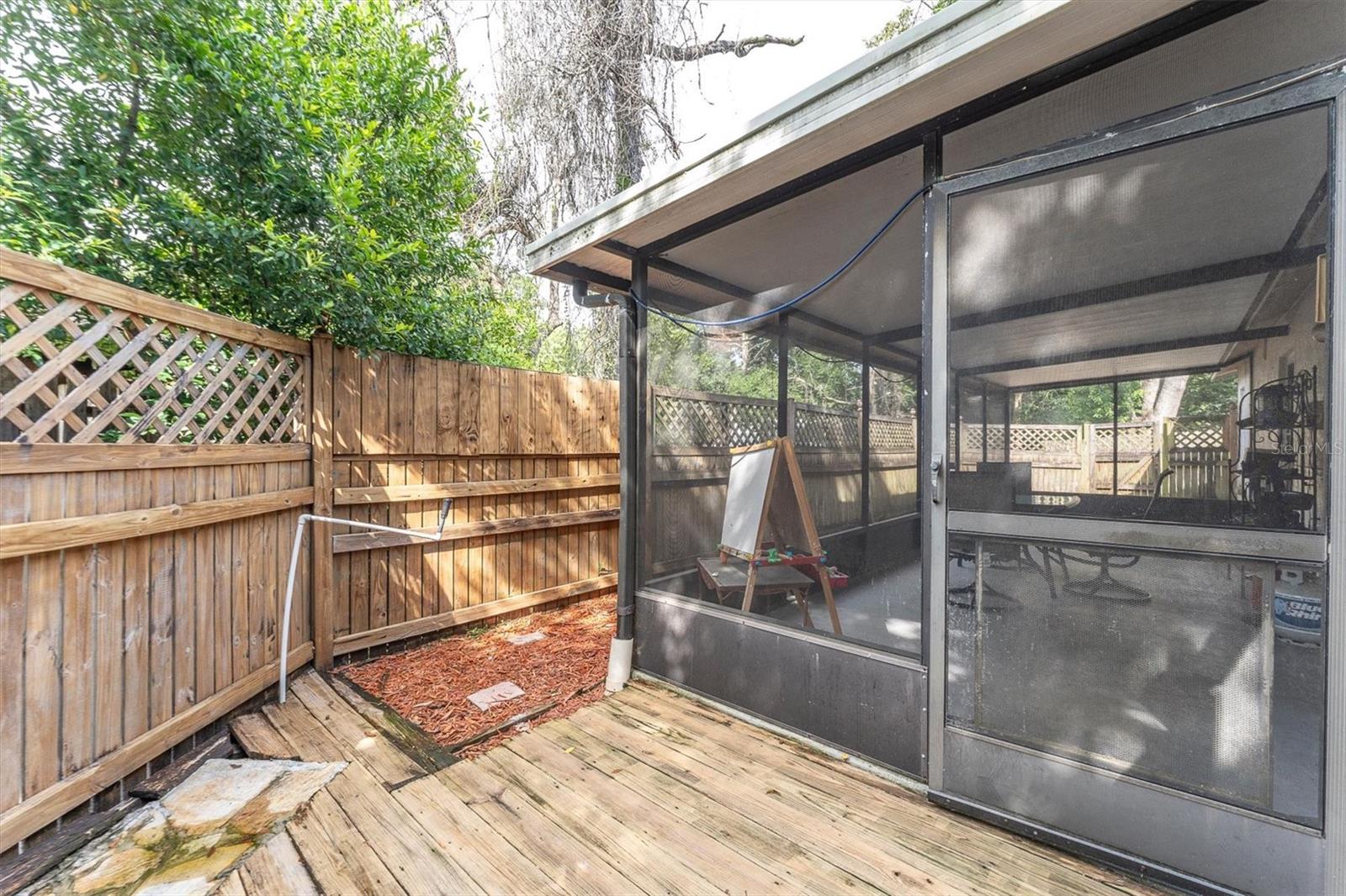 10833 LIVINGSTON DR