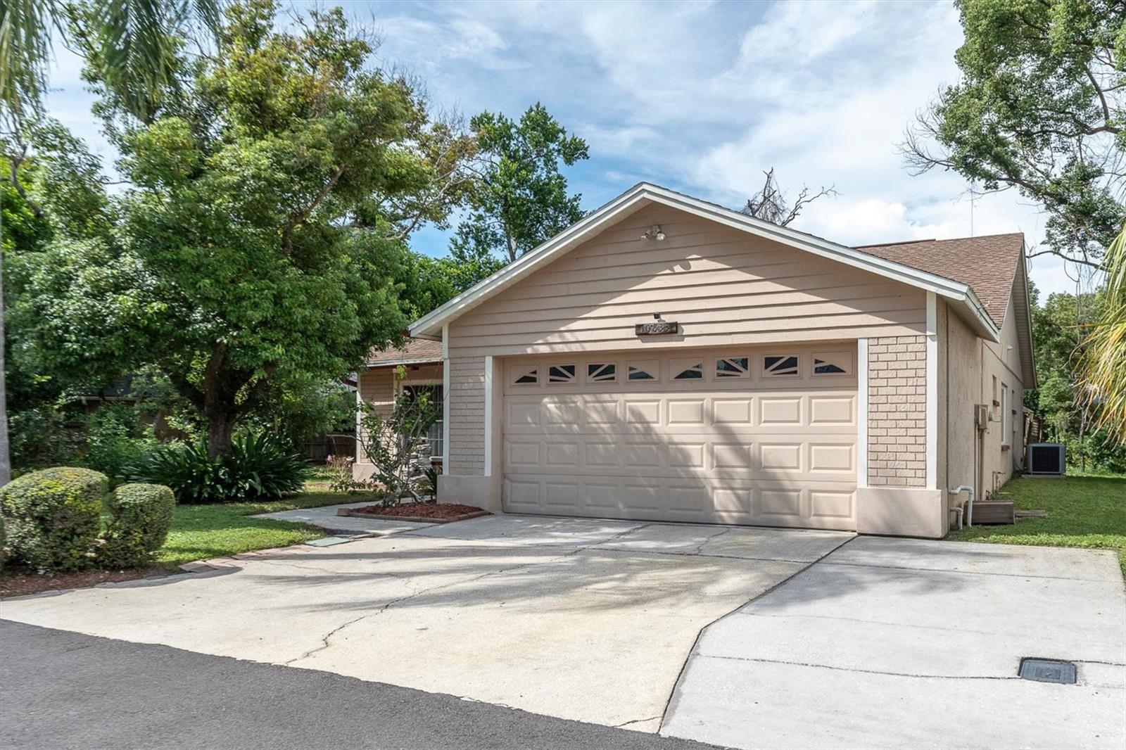 10833 LIVINGSTON DR