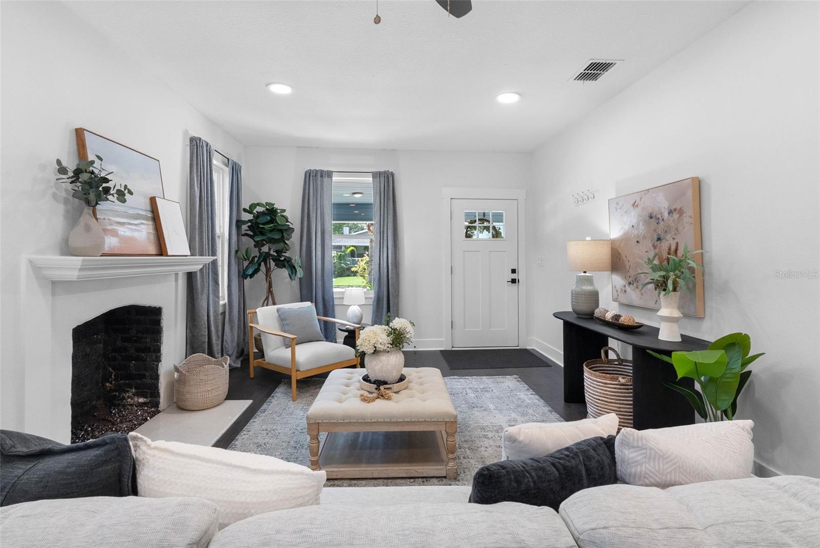 415 W AMELIA AVE