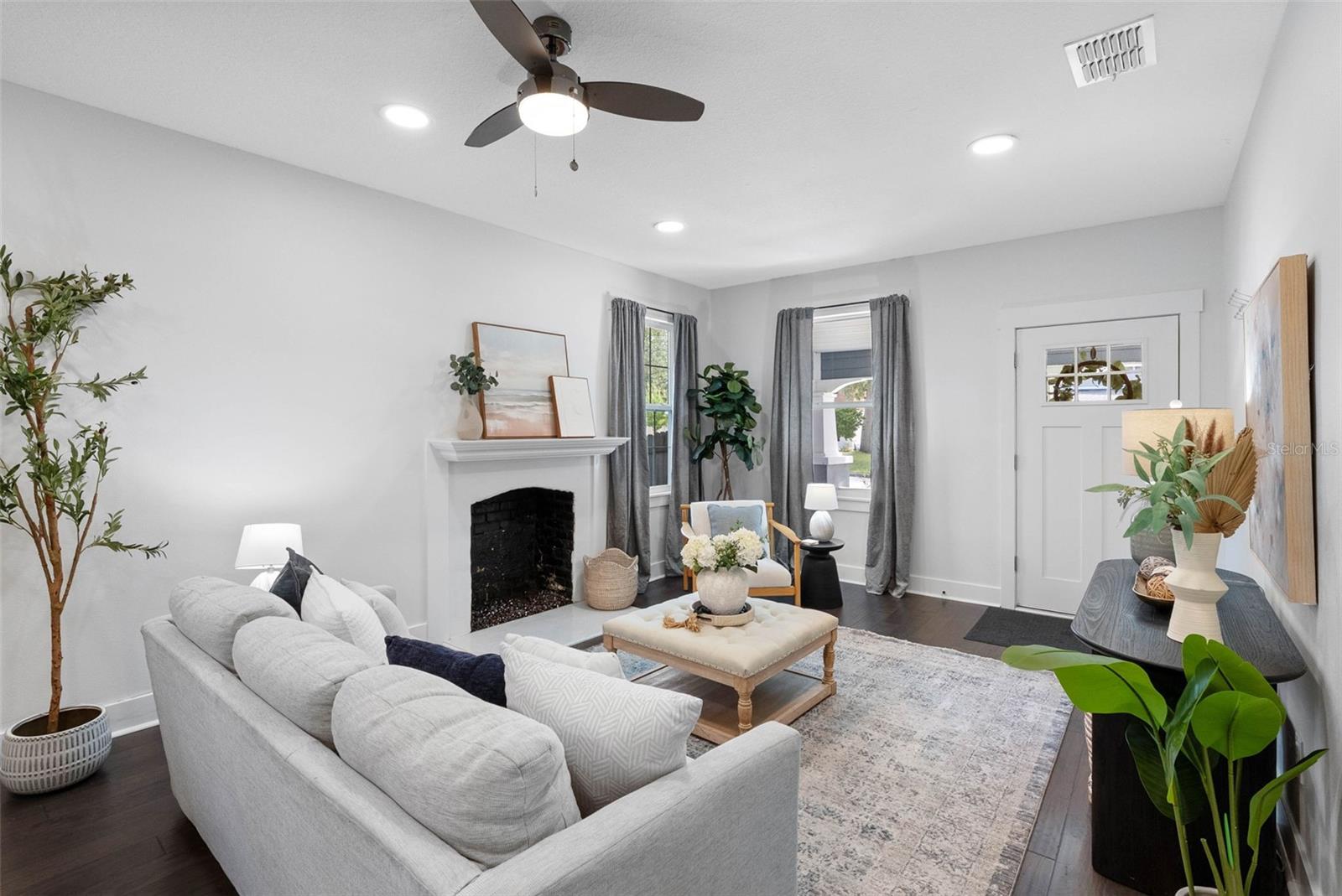 415 W AMELIA AVE