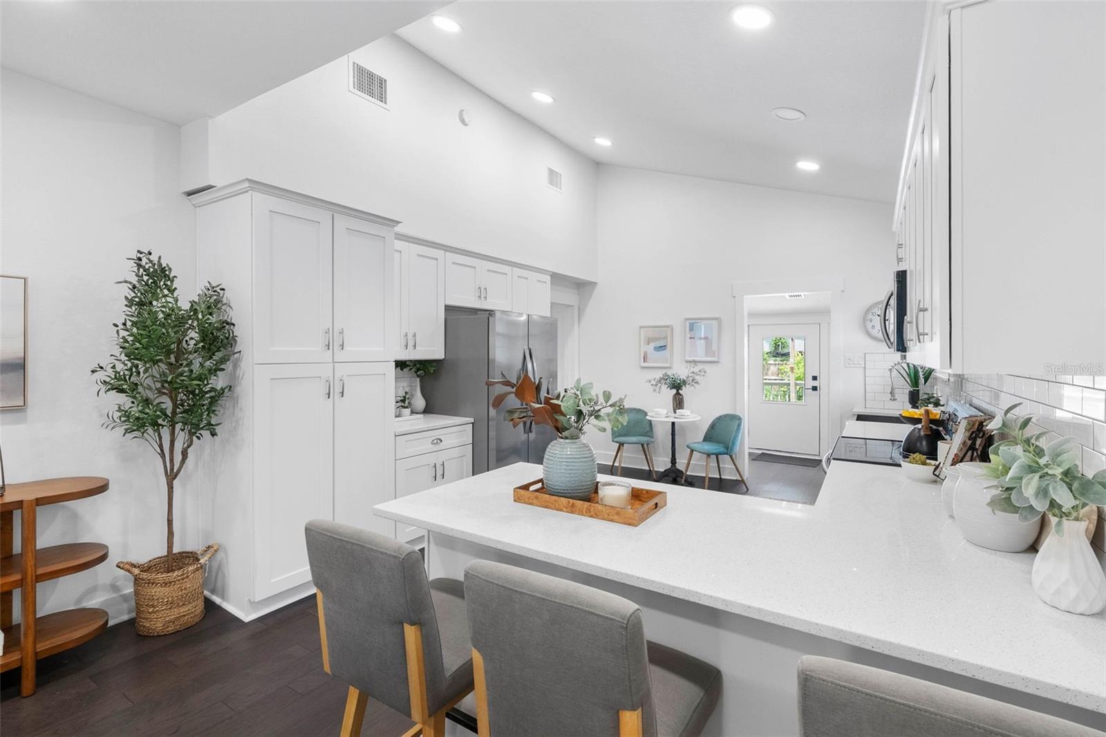 415 W AMELIA AVE