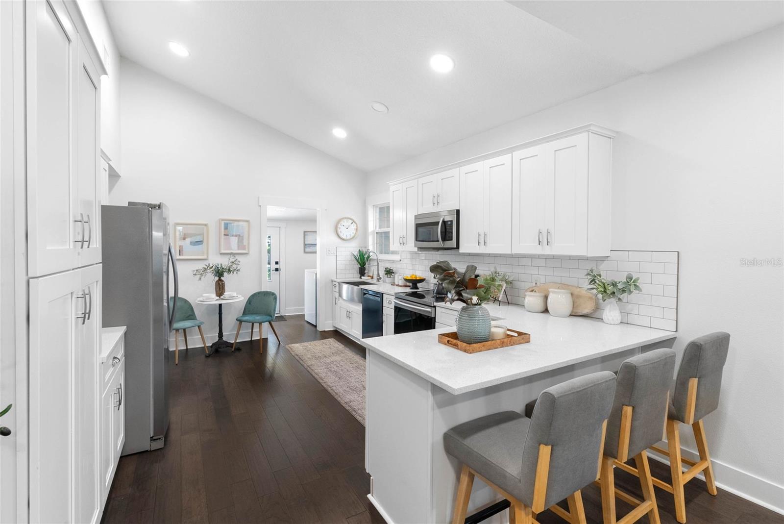 415 W AMELIA AVE