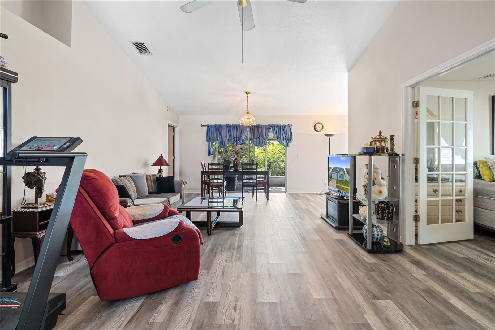 218 LOOKOUT DR