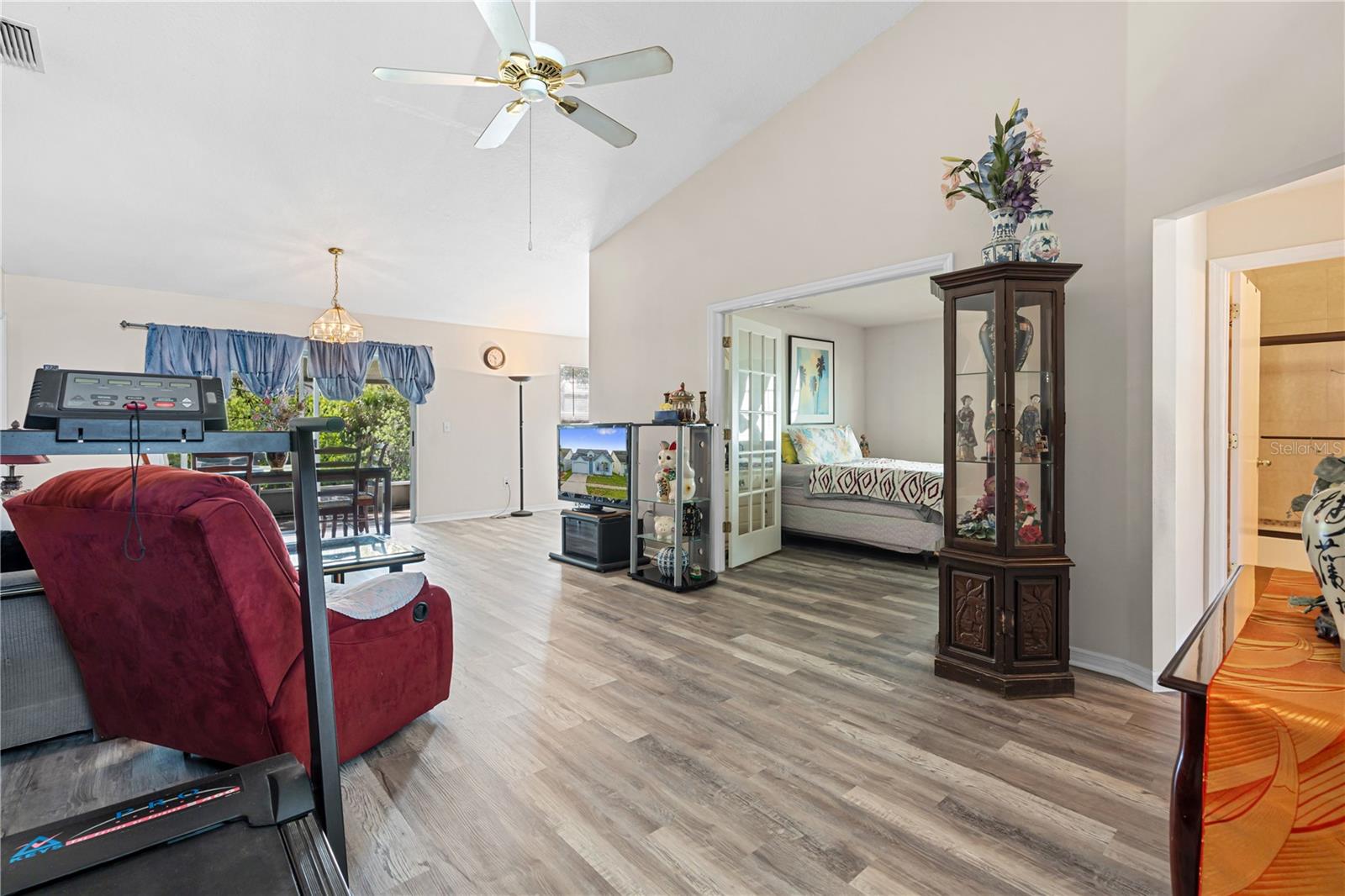 218 LOOKOUT DR