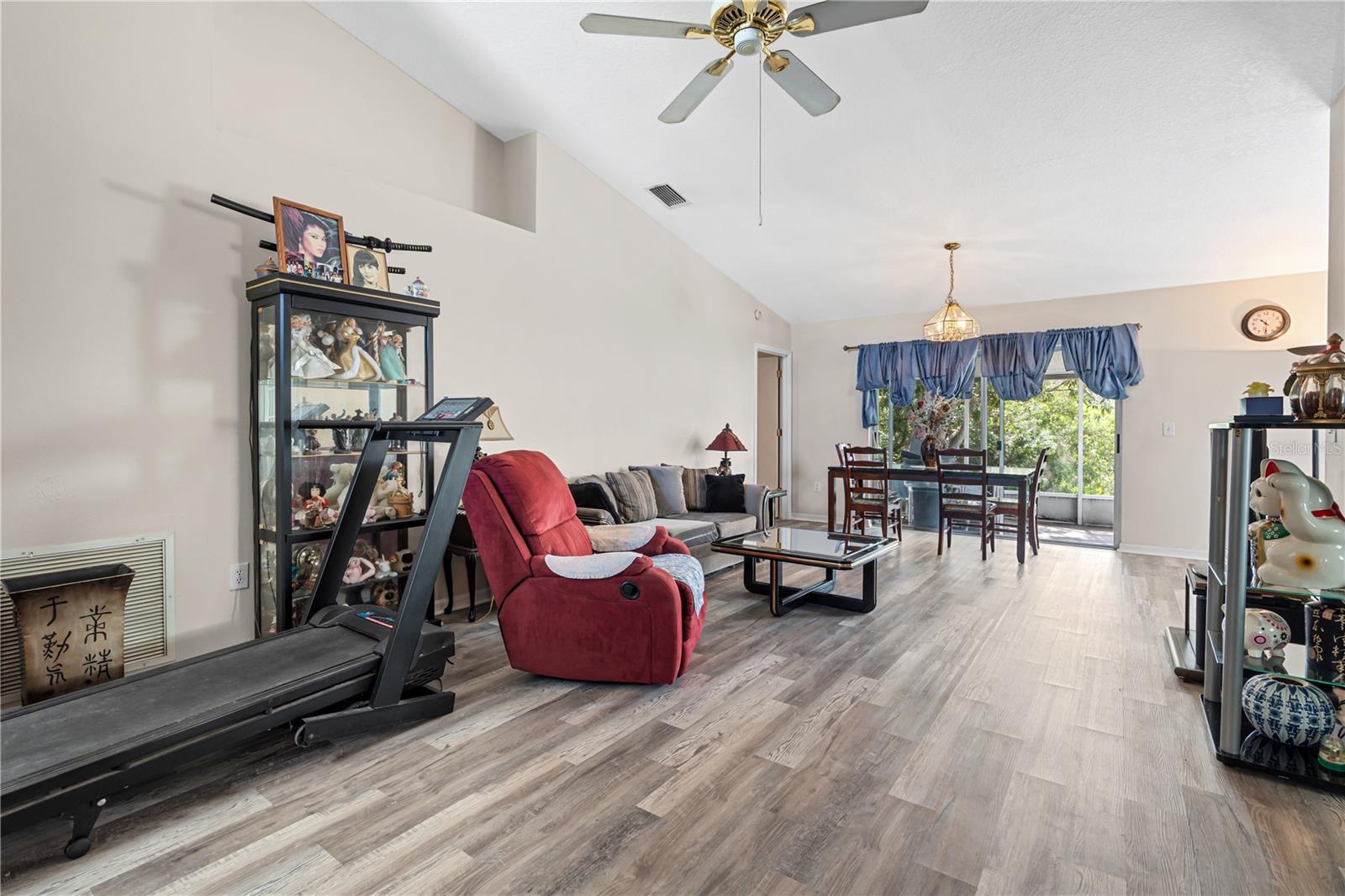 218 LOOKOUT DR