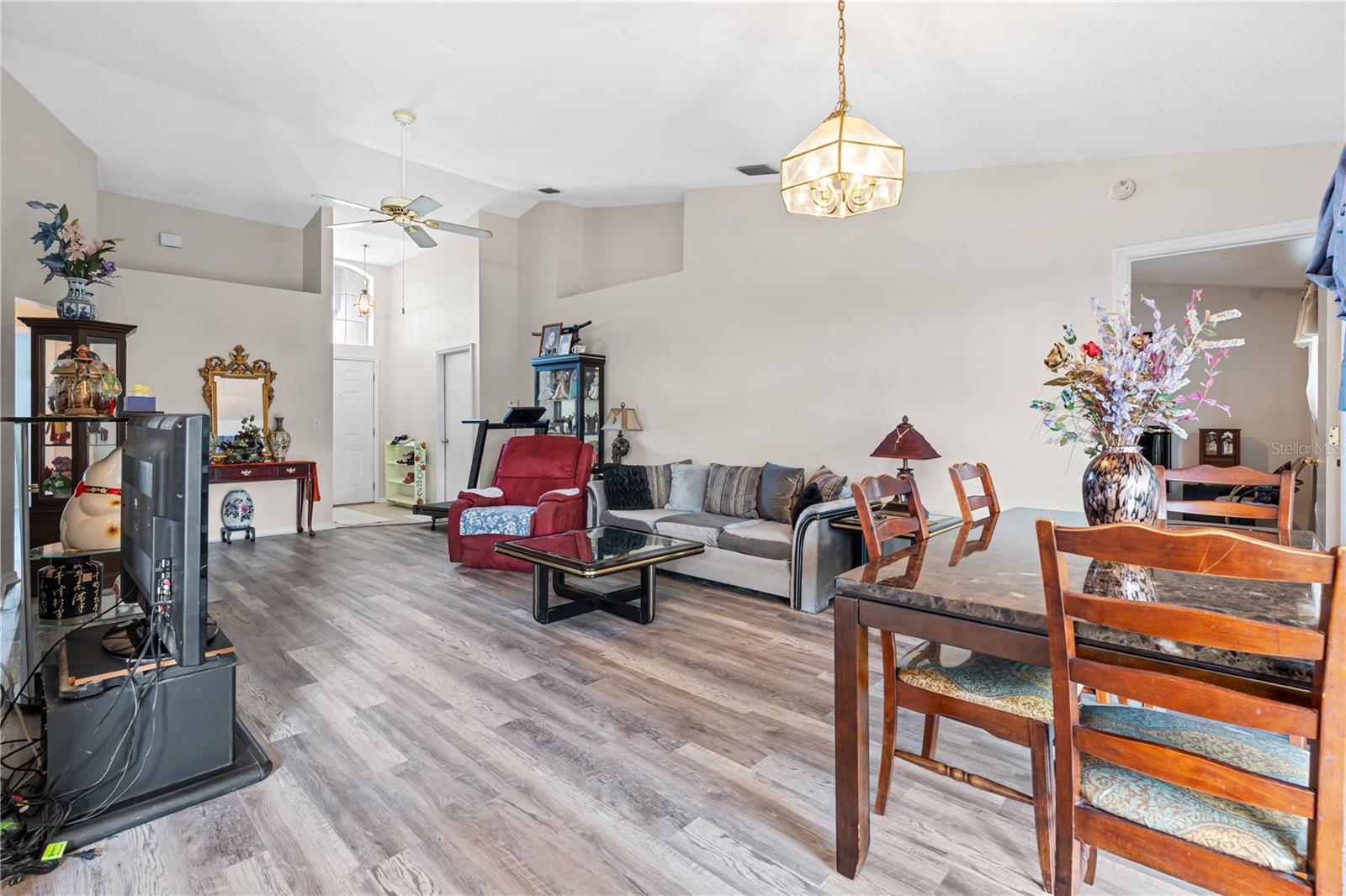 218 LOOKOUT DR
