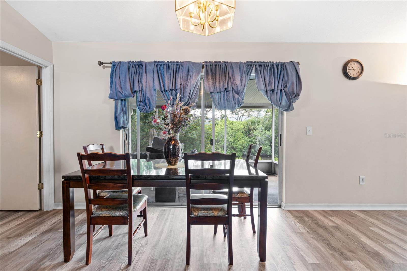 218 LOOKOUT DR