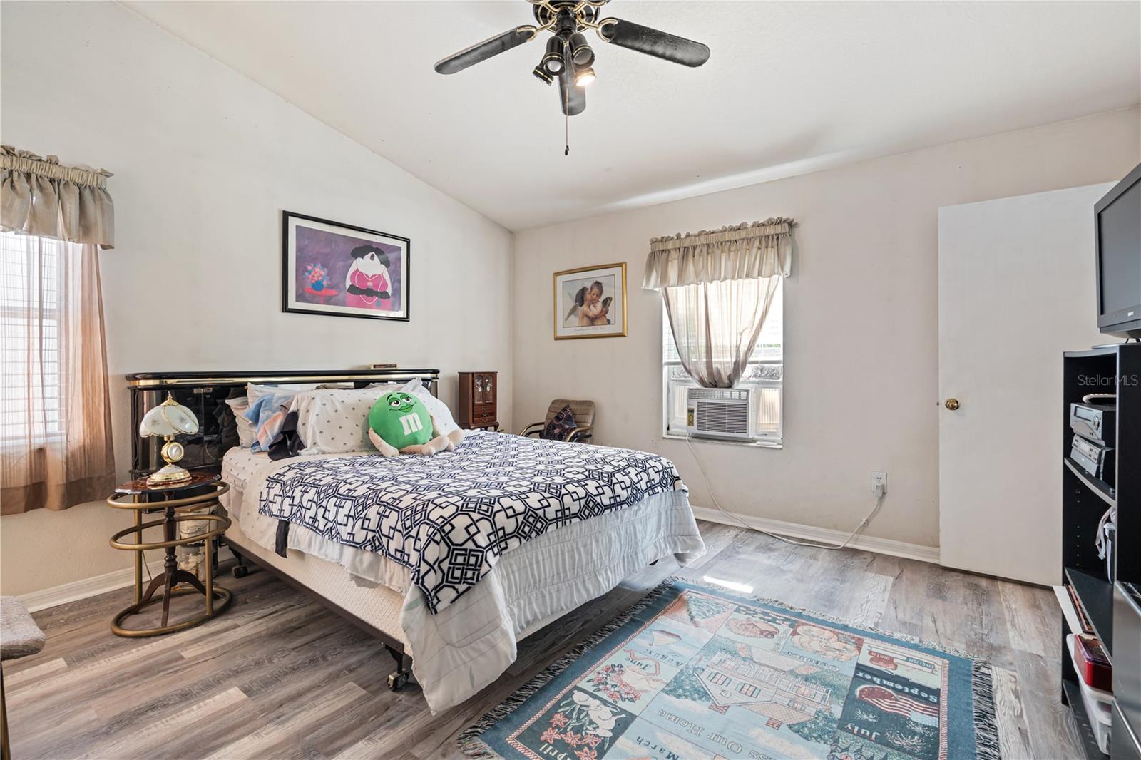 218 LOOKOUT DR