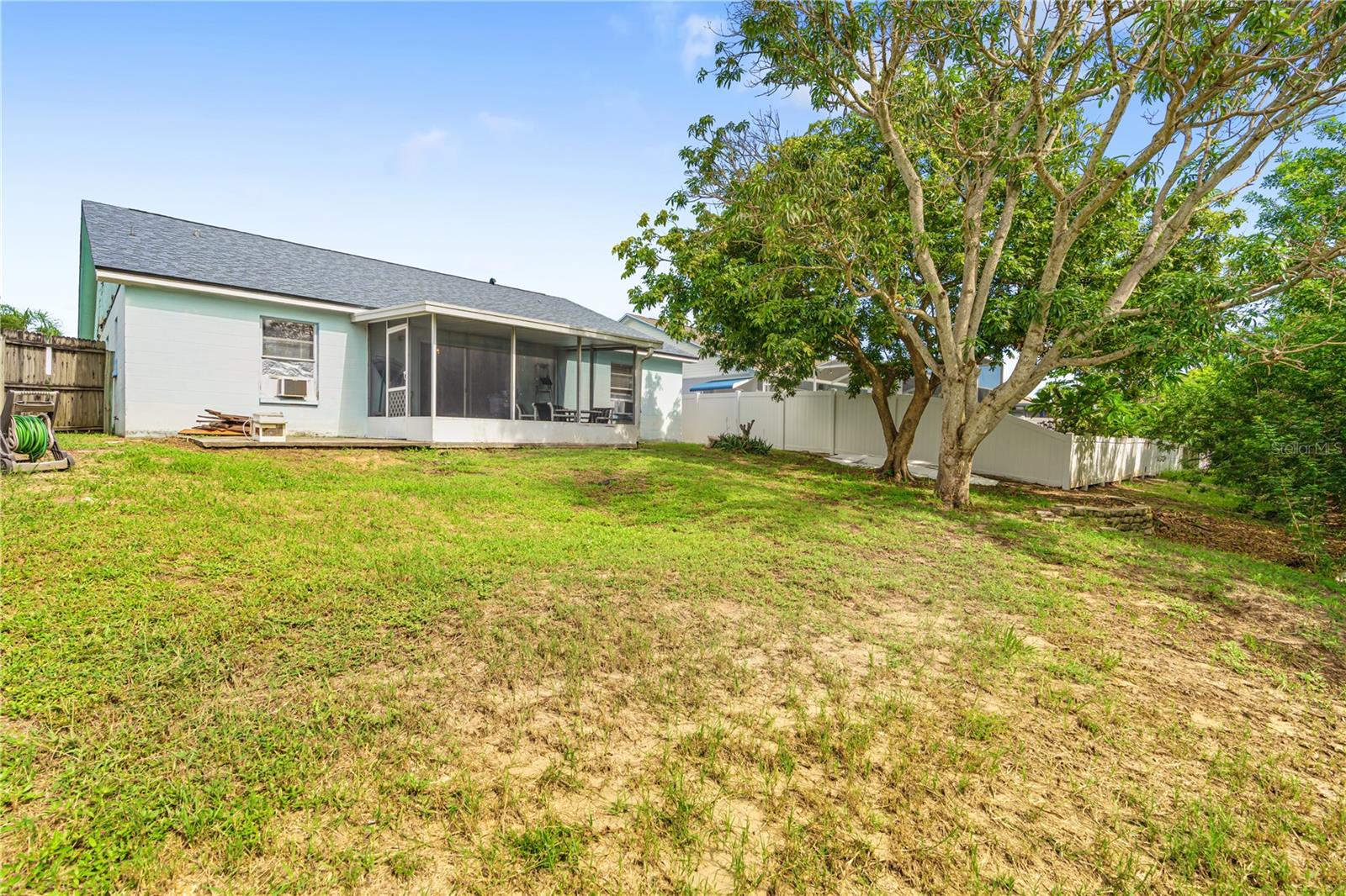 218 LOOKOUT DR
