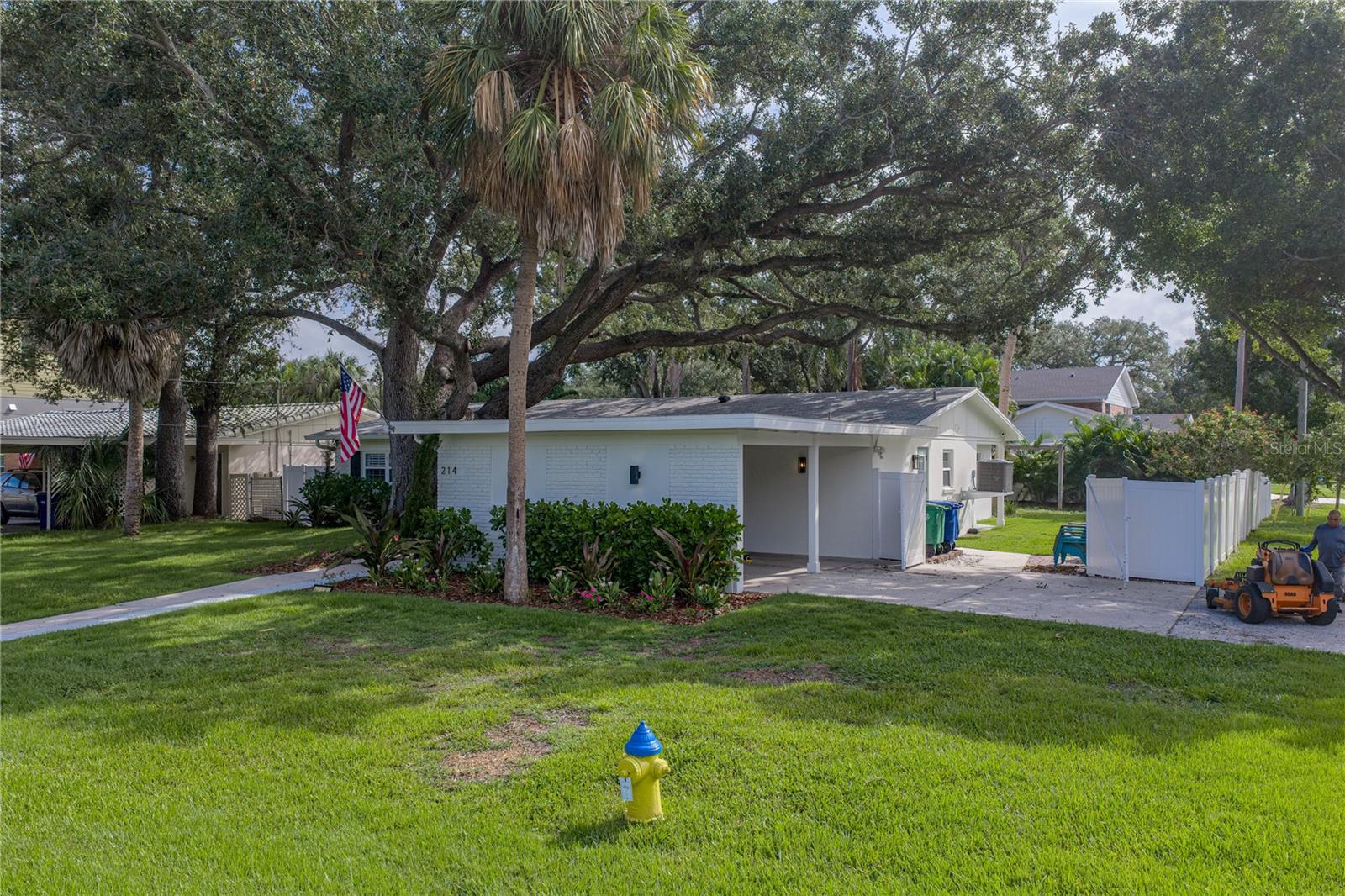 214 S TREASURE DR