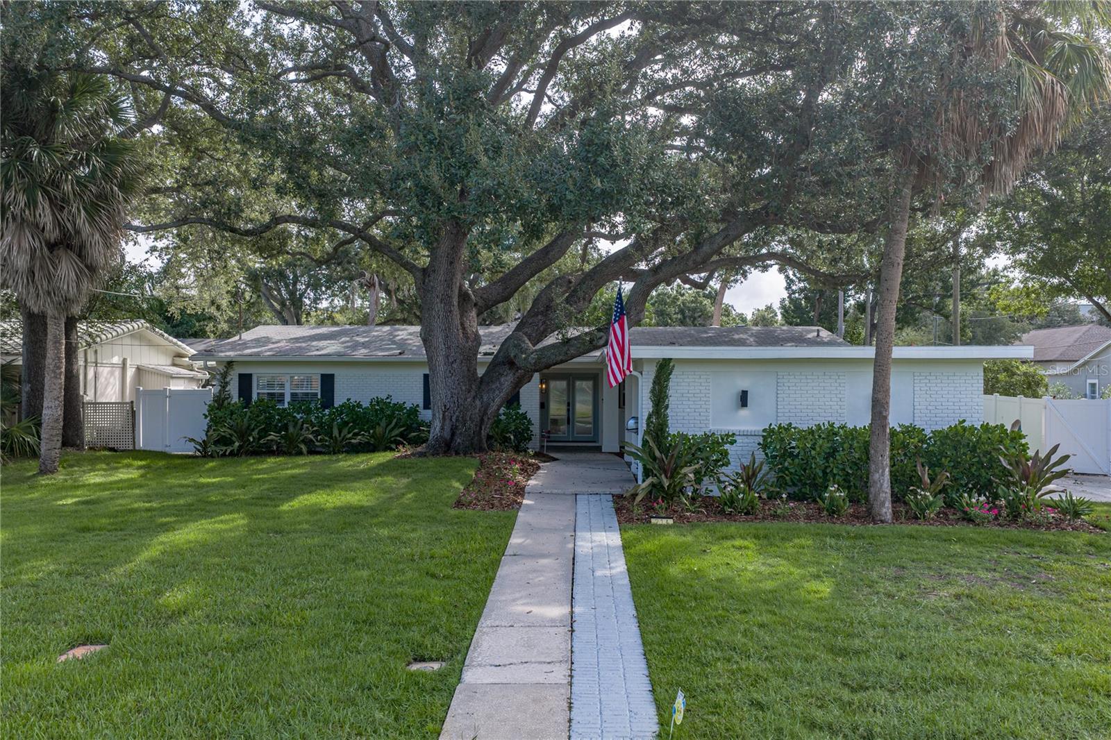 214 S TREASURE DR
