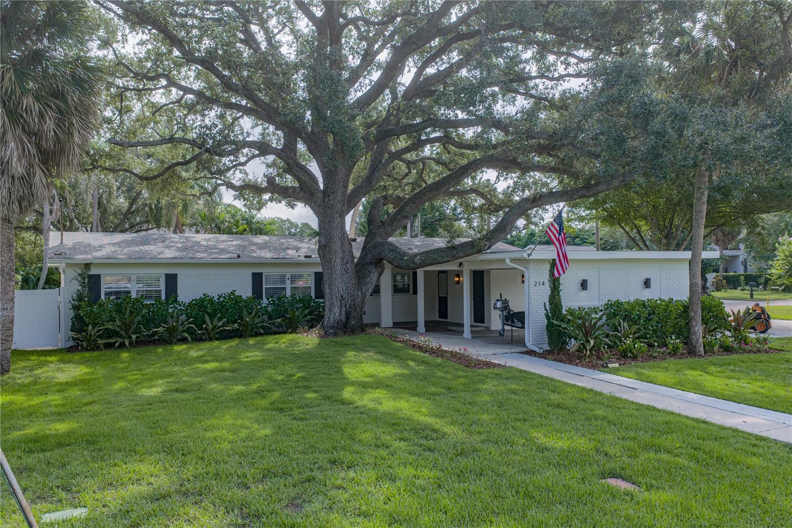 214 S TREASURE DR