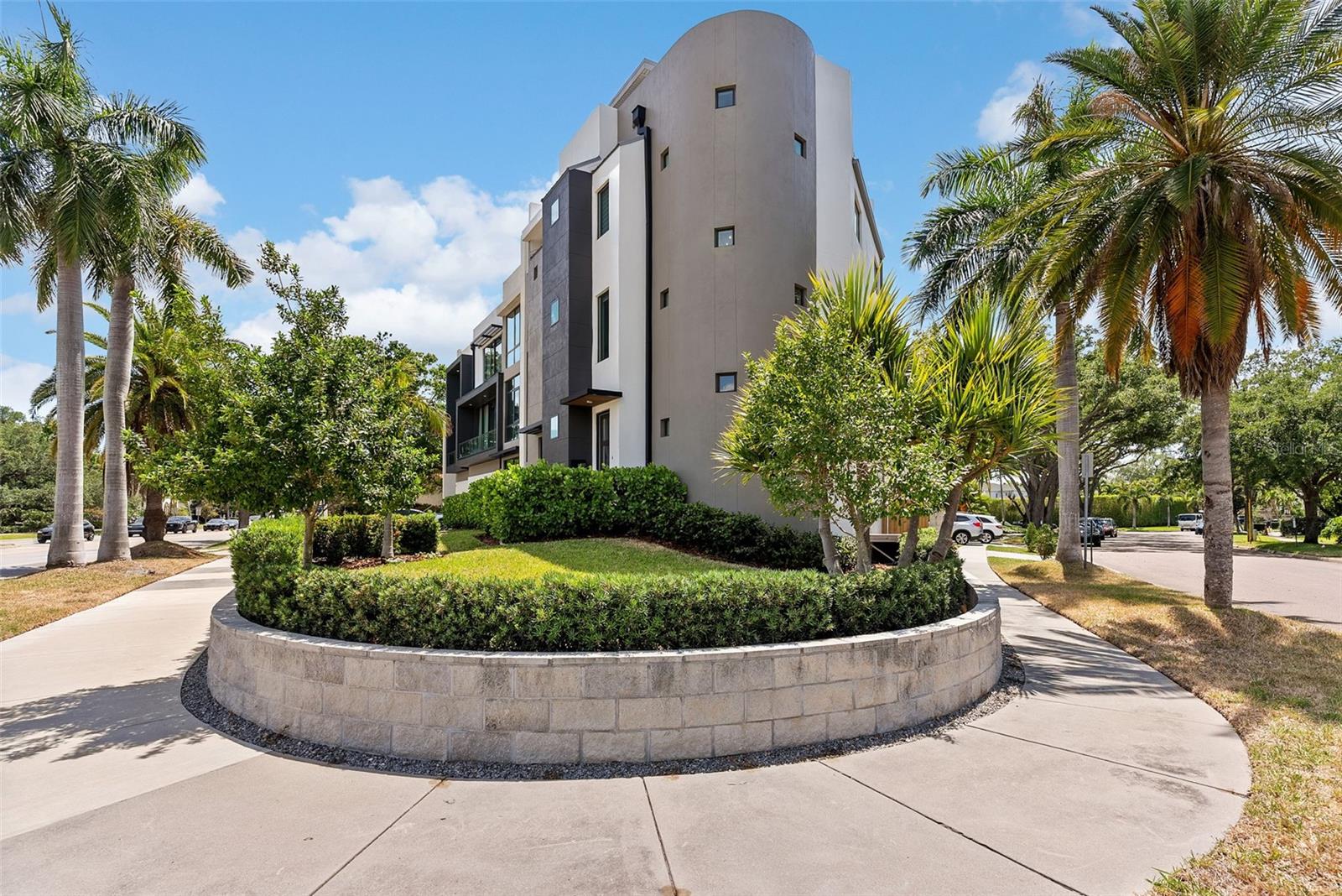 92 W DAVIS BLVD