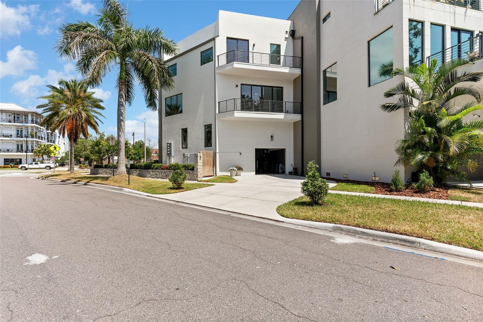 92 W DAVIS BLVD