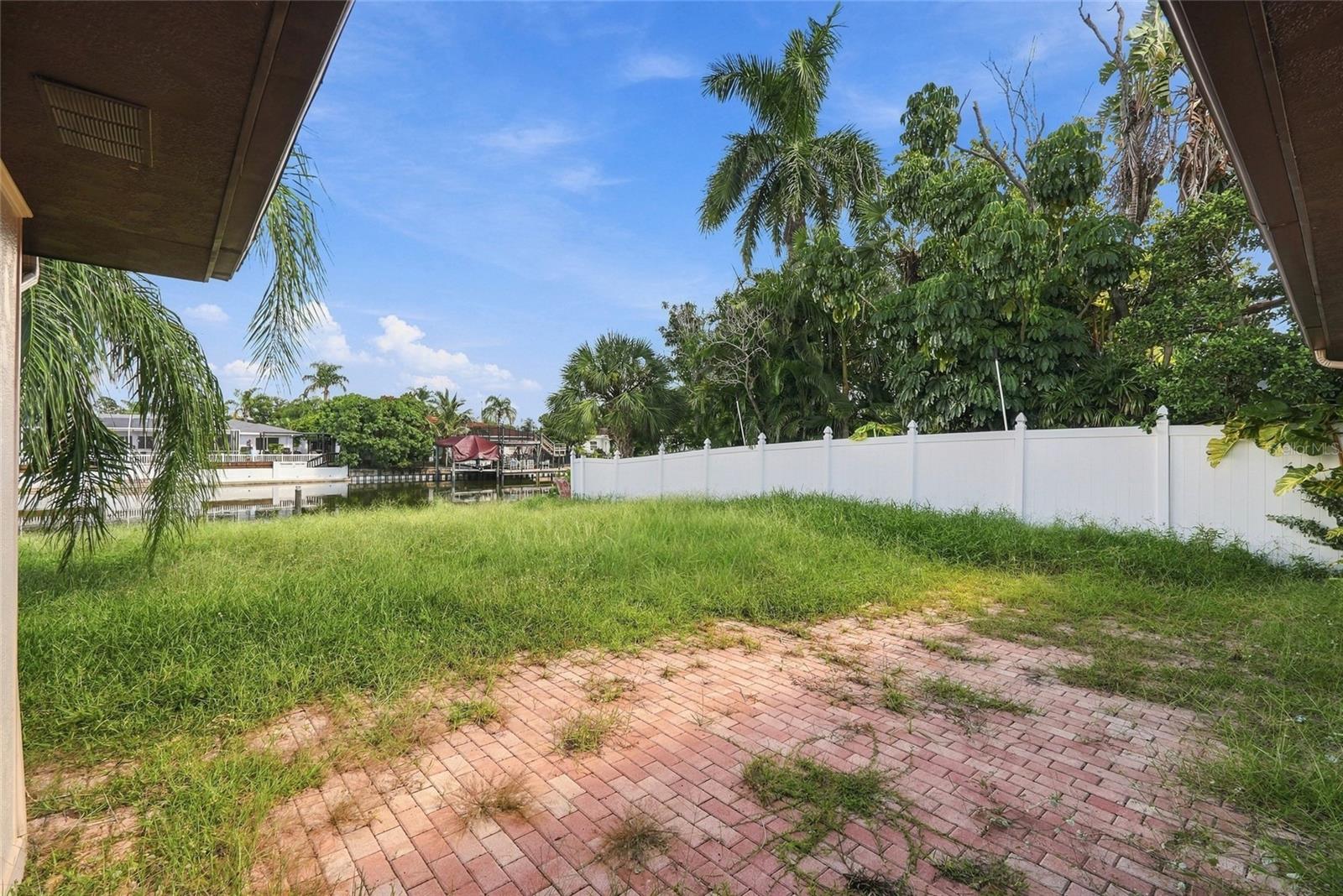 3945 E EDEN ROC CIR