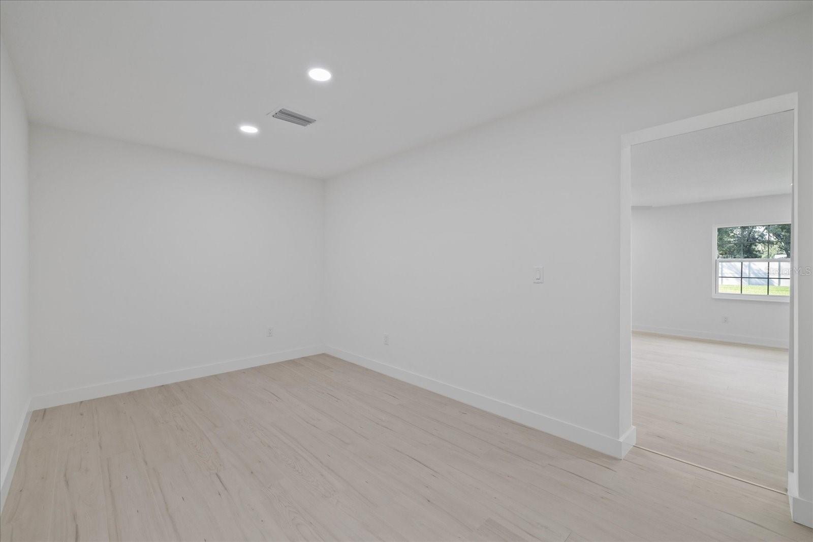 2515 RAGINS LN