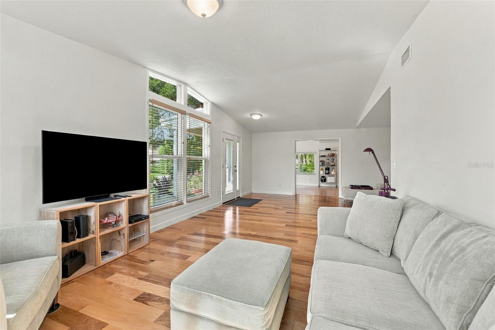 206 LINDA AVE
