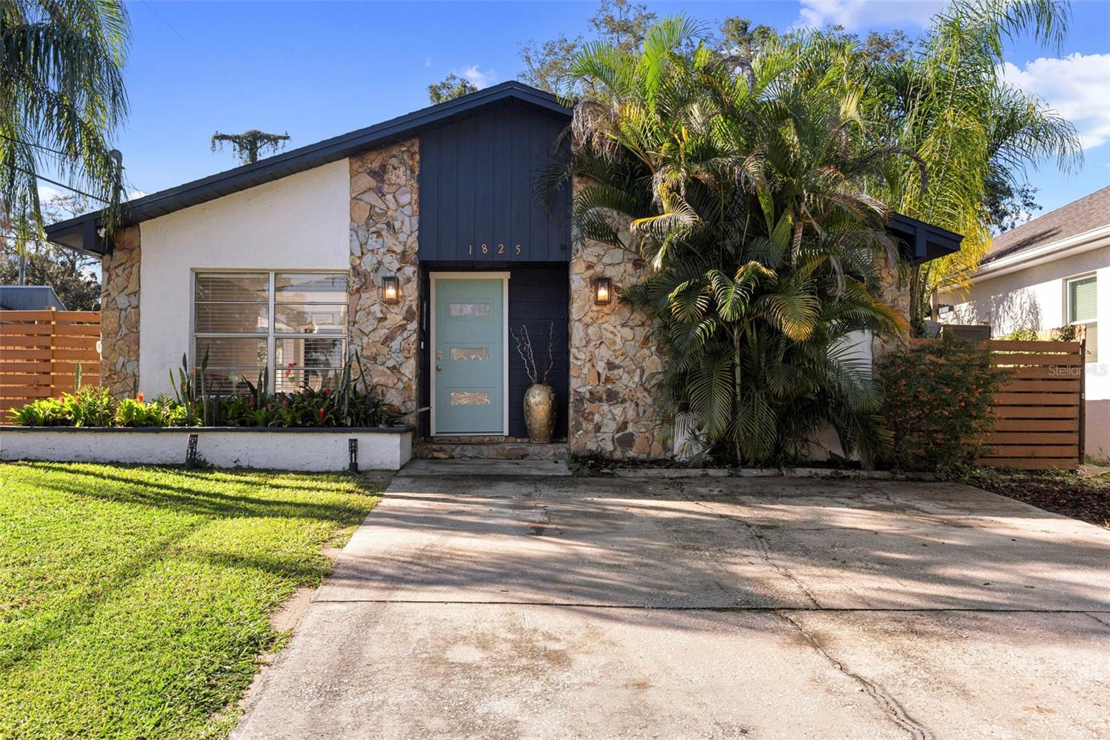 1825 E ESKIMO AVE