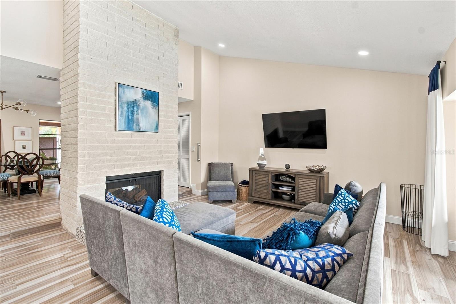 5005 PALOMA DR