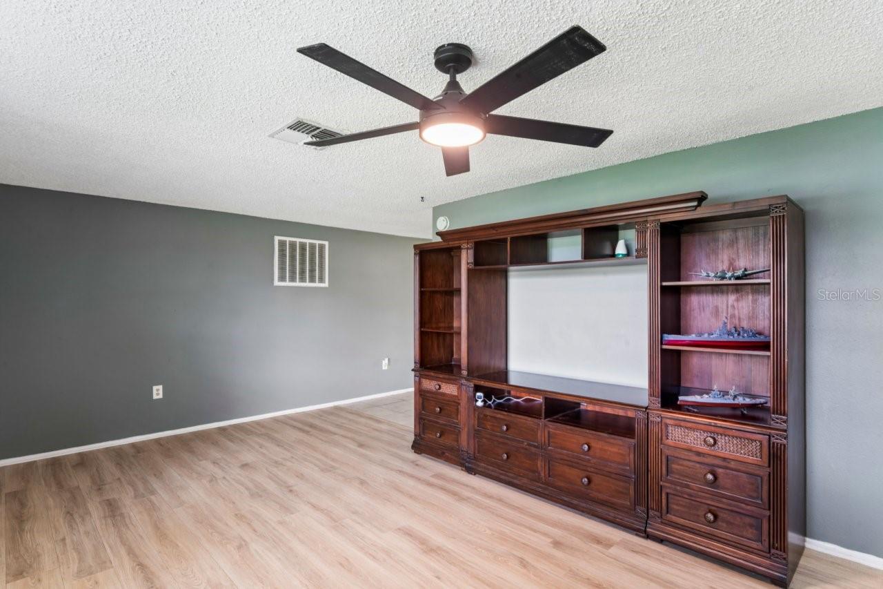 15915 VILLA DR