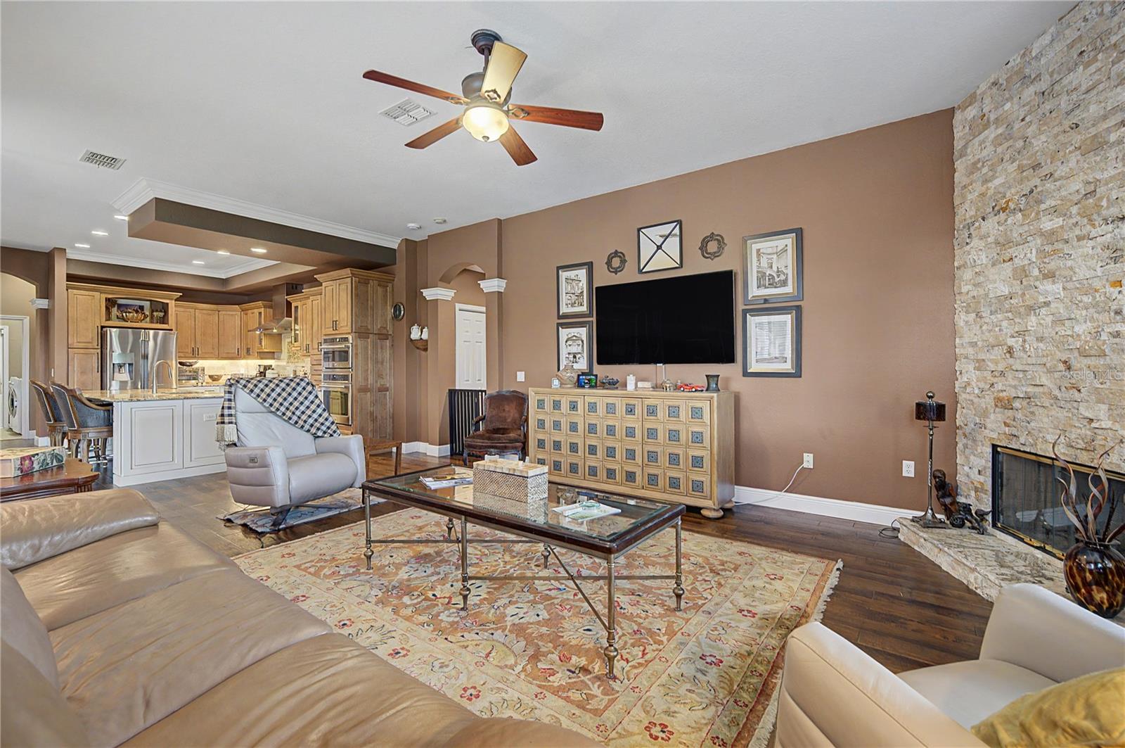 13823 THOROUGHBRED DR