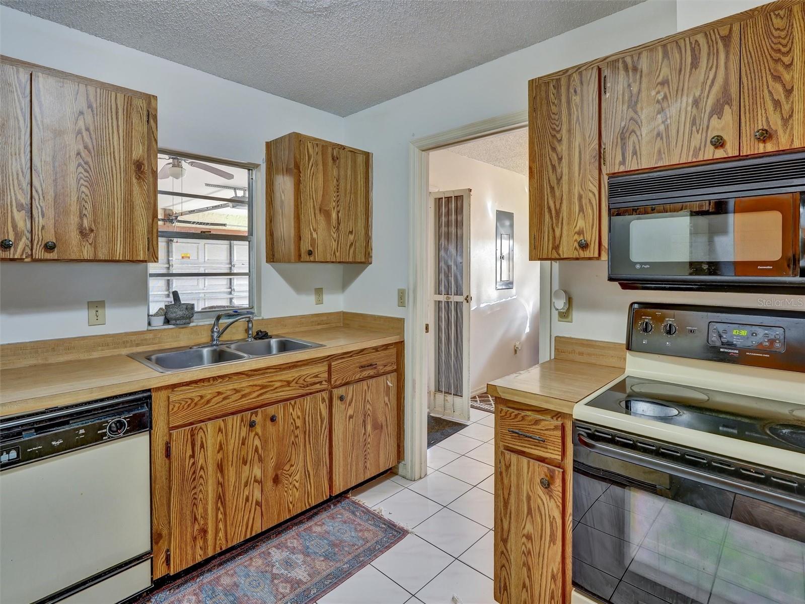 202 CACTUSFLOWER LN