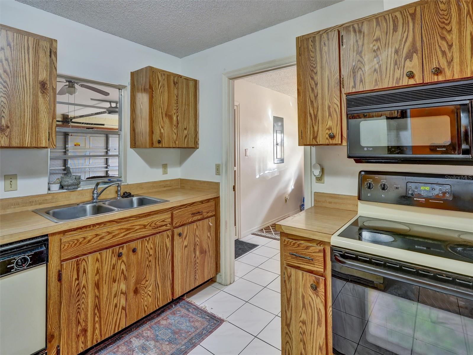 202 CACTUSFLOWER LN