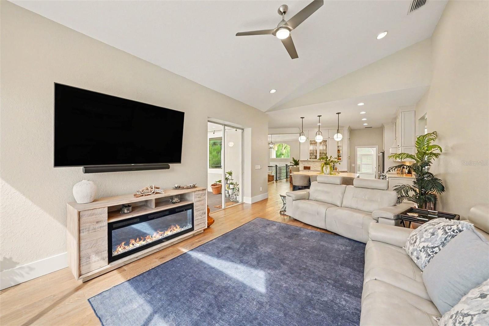 1021 W HENRY AVE
