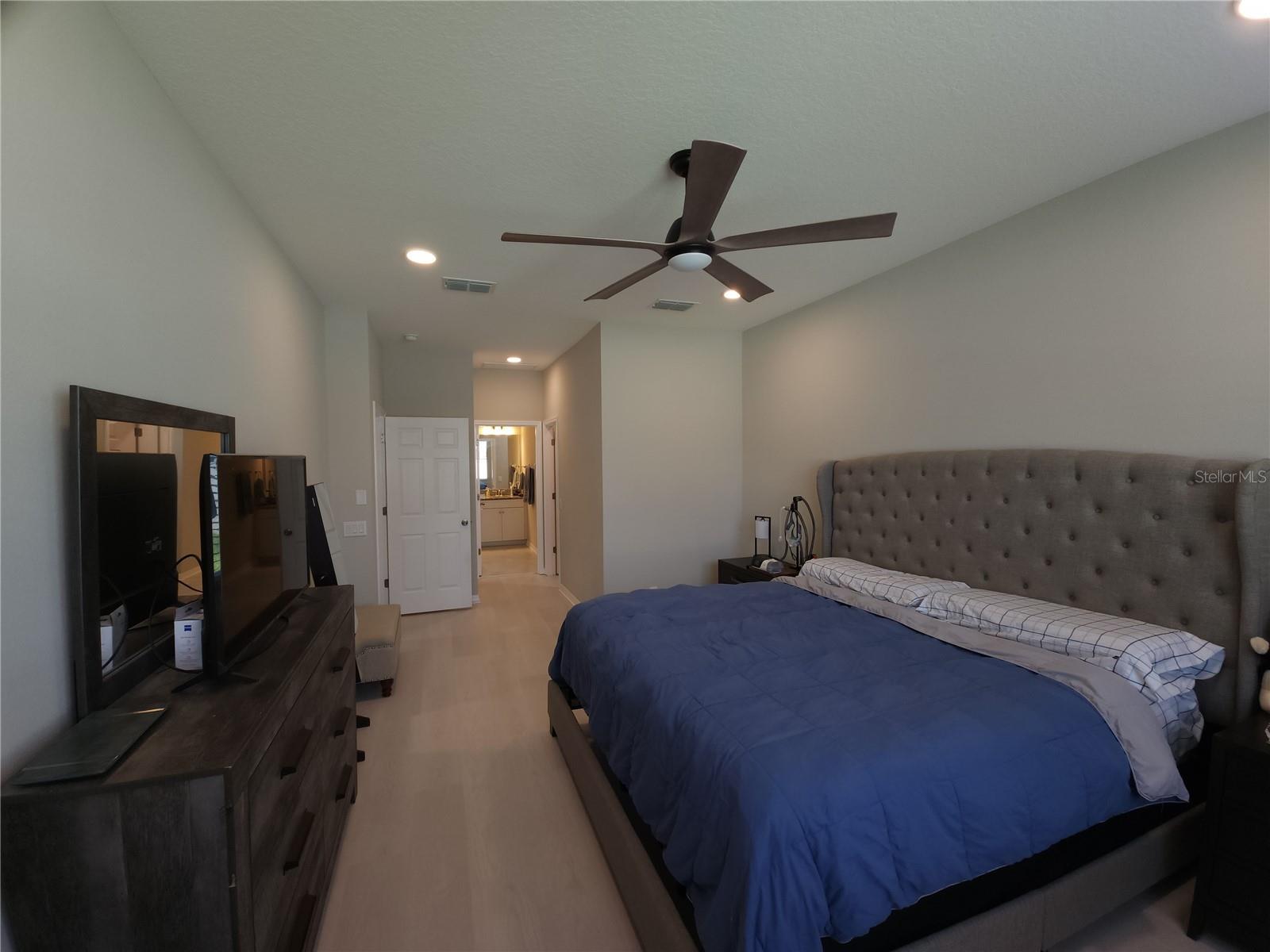 9342 CRESCENT RAY DR