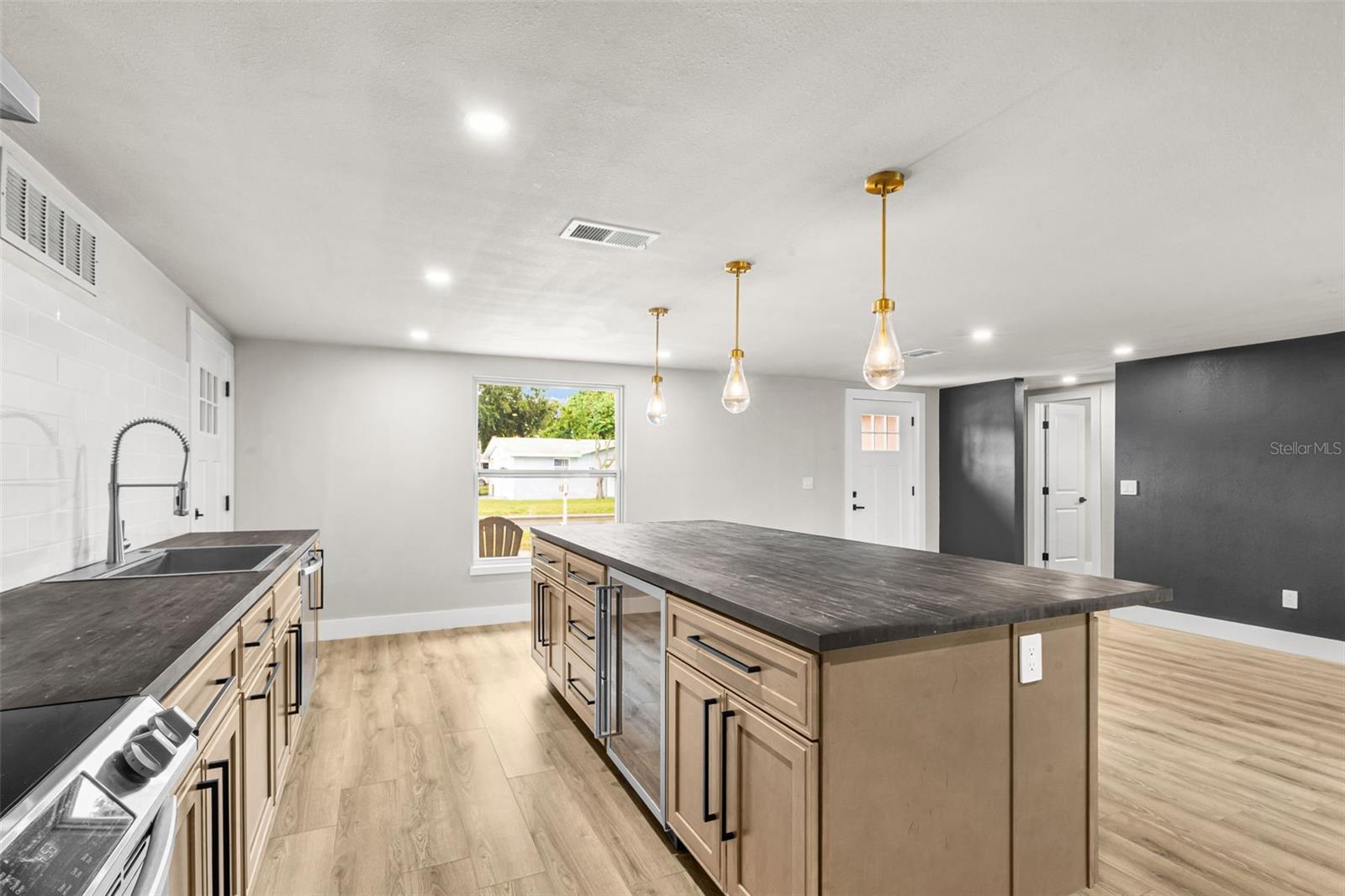 4036 SUNRAY DR