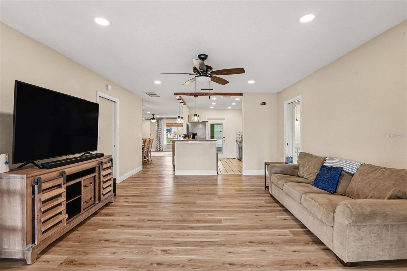 385 CLUB MANOR DR